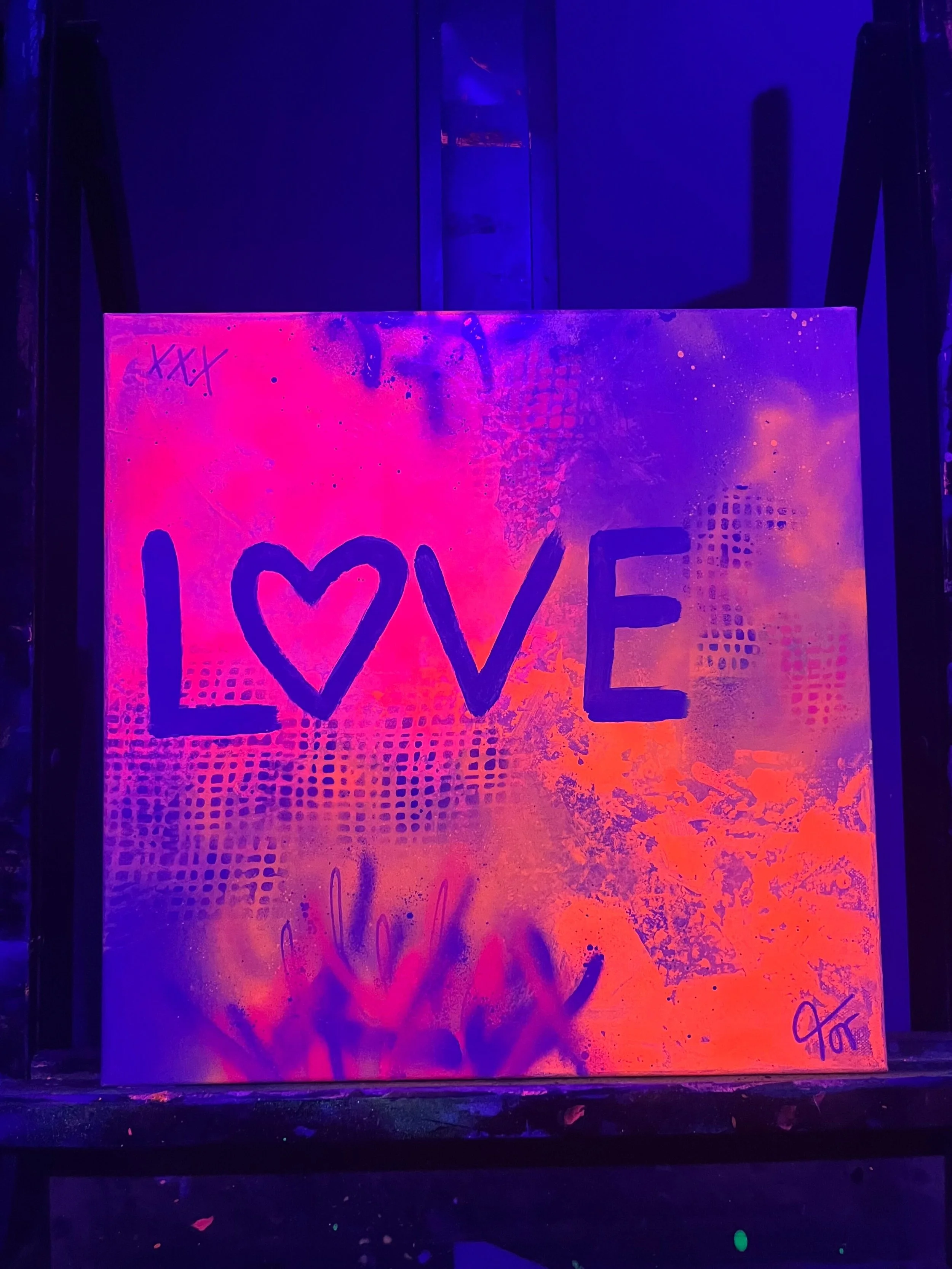 Werk unter Schwarzlicht, floureszierende Farbflächen leuchten intensiv und verändern die ursprüngliche Farbwirkung