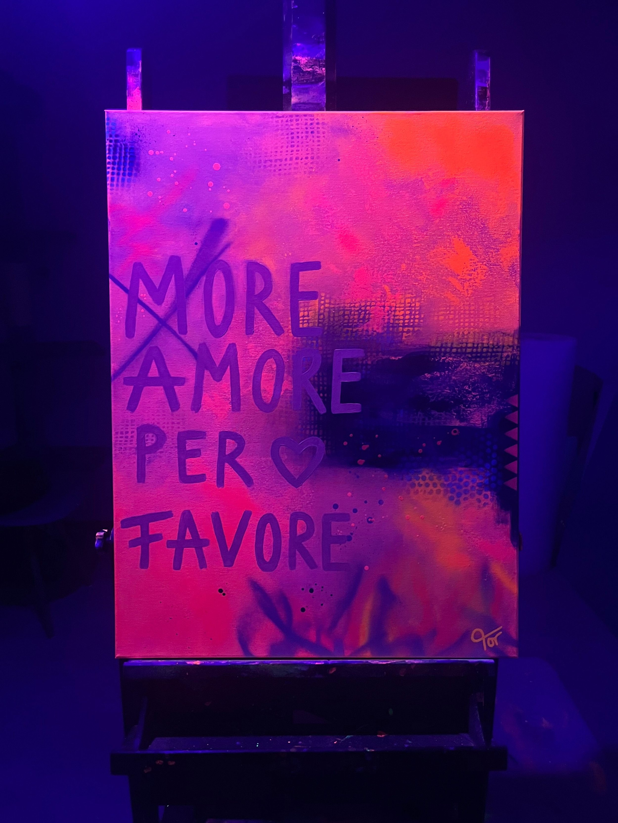 Werk unter Schwarzlicht, floureszierende Farbflächen leuchten intensiv und verändern die ursprüngliche Farbwirkung