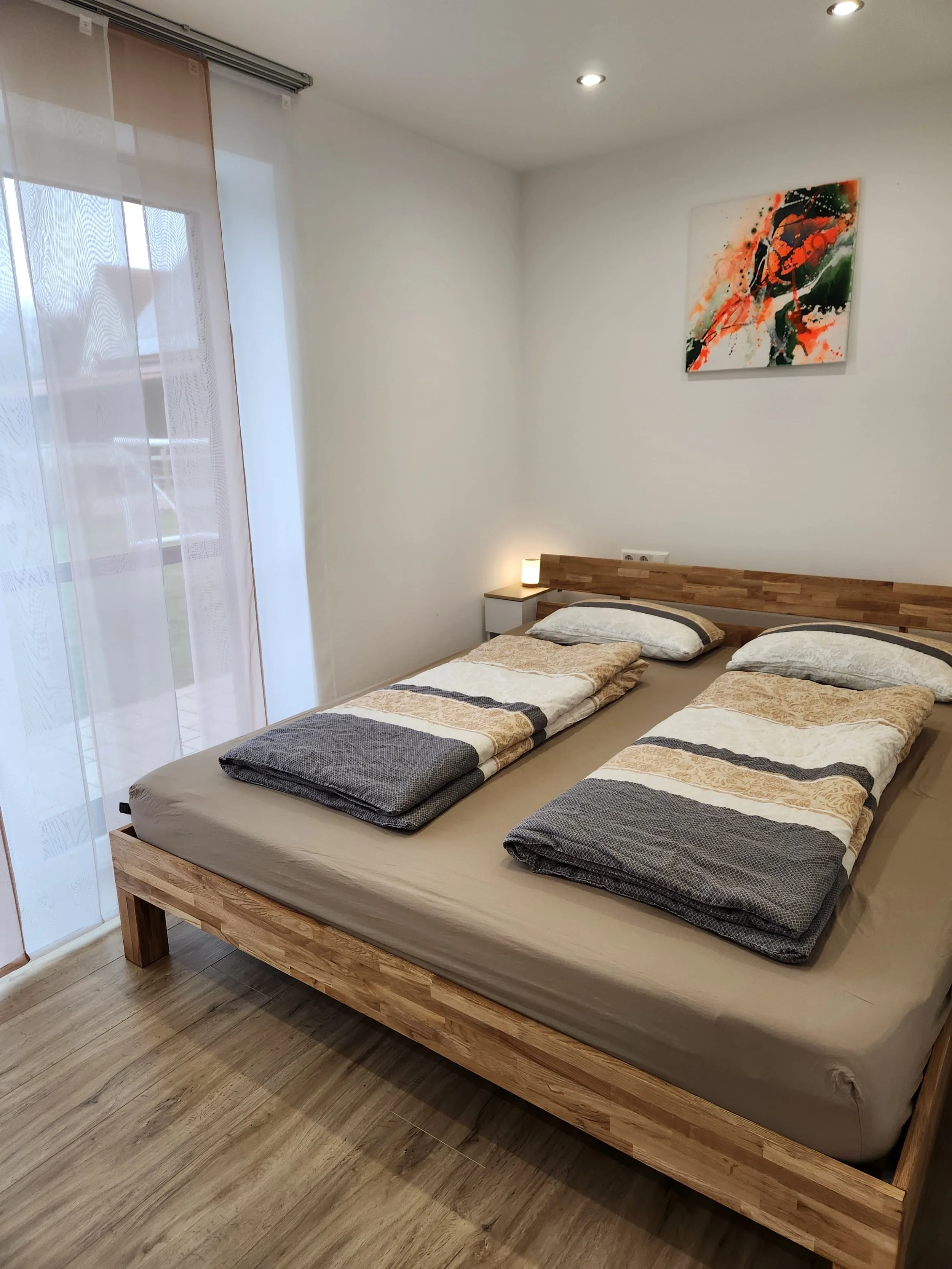 Abstraktes Kunstwerk mit Orange und Grüntöne, abstrakt und explosiv.