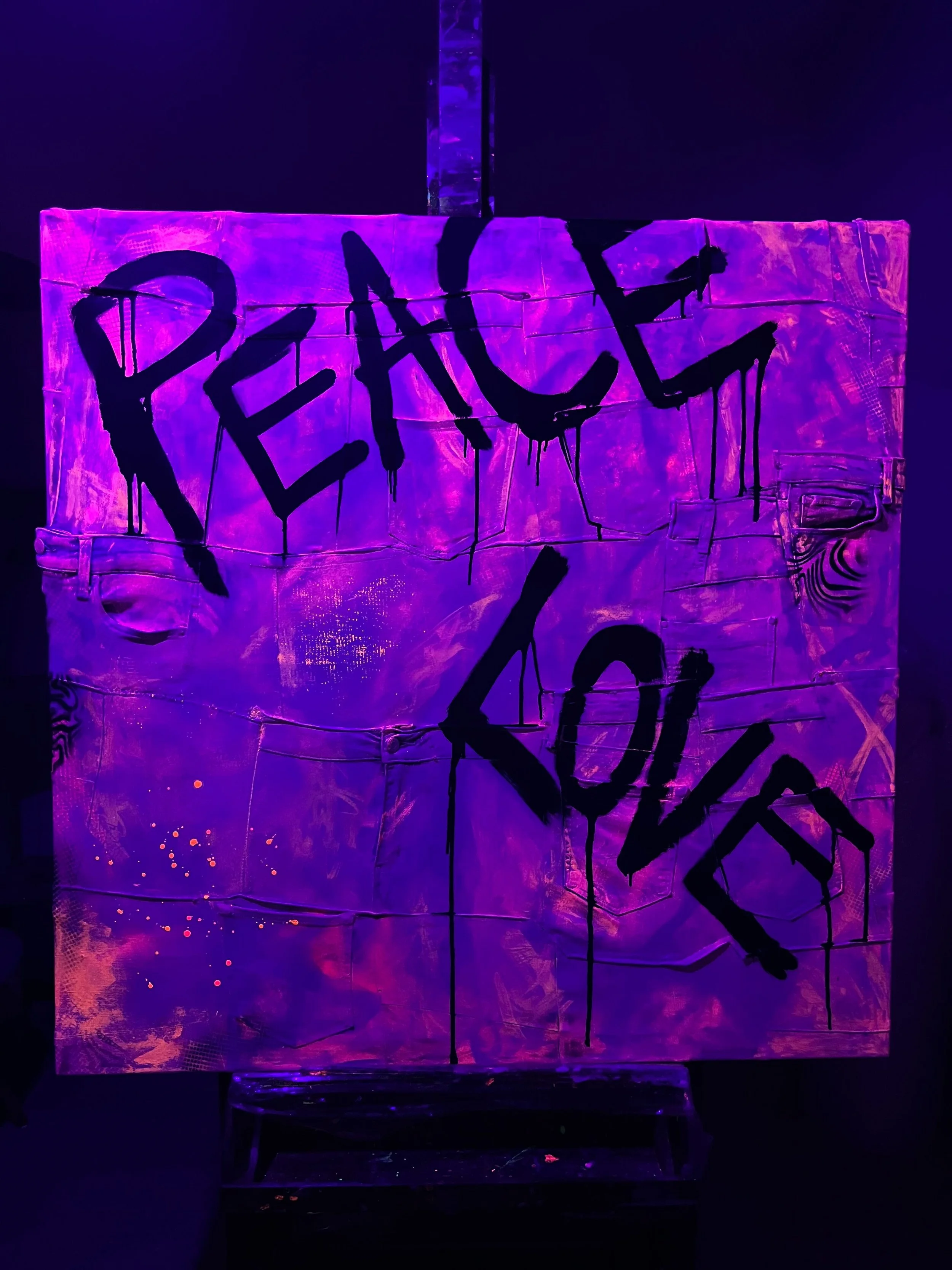 Peace and Love Kunstwerk auf Jeans-Patchwork