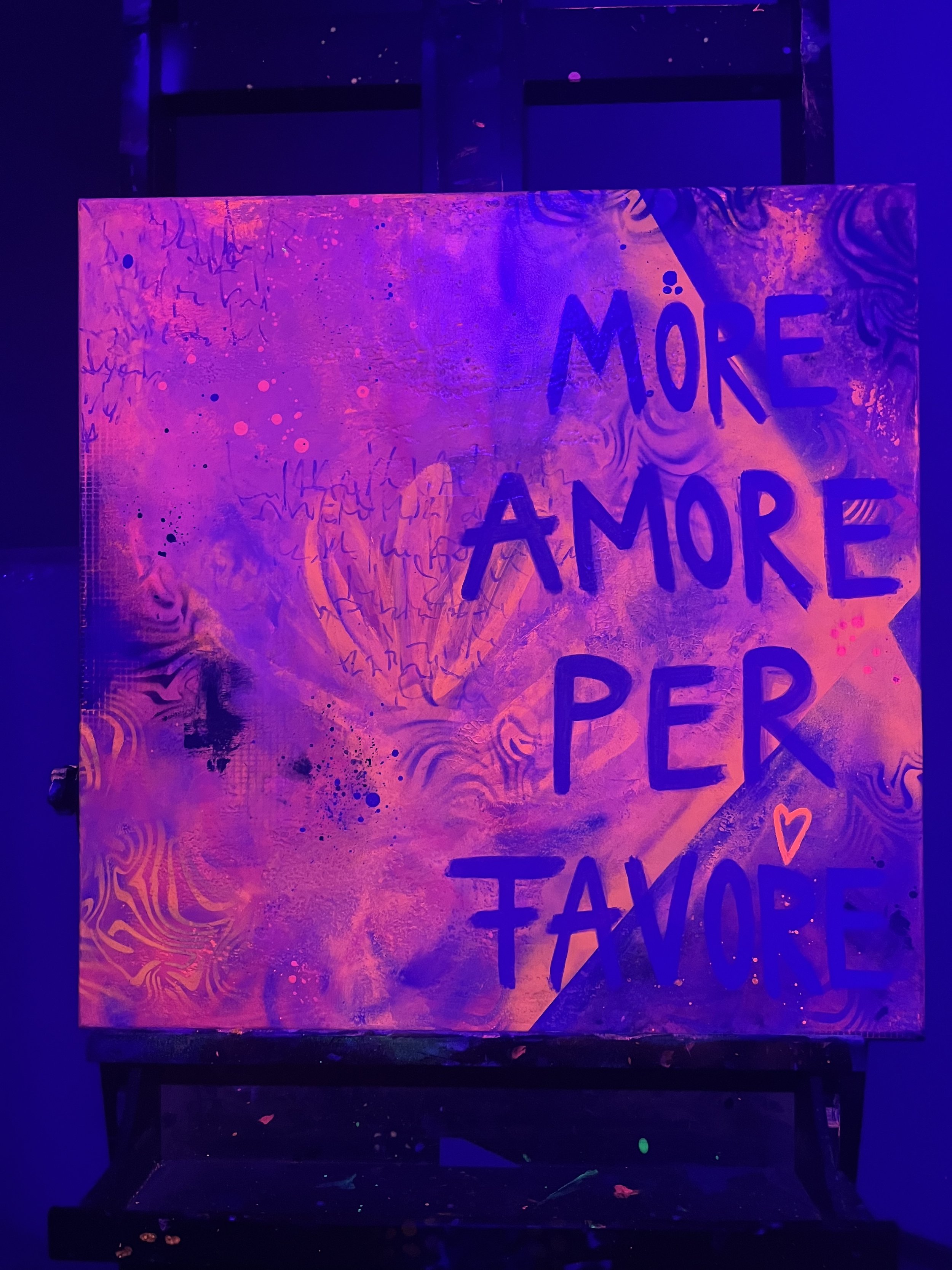 Abstraktes Gemälde unter Schwarzlicht, fluoreszierende Farbflächen leuchten intensiv und verändern die ursprüngliche Farbwirkung.