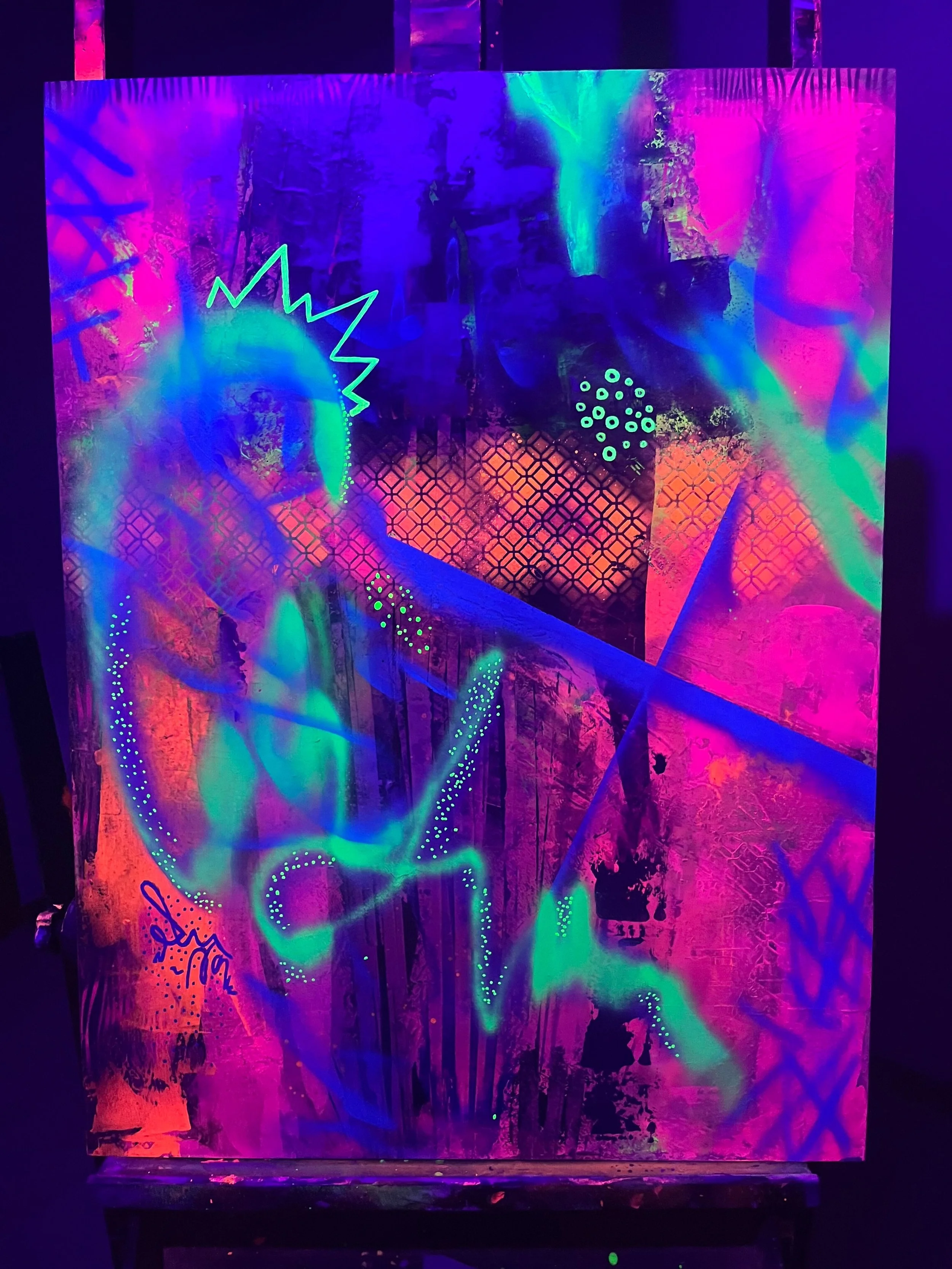 Werk unter Schwarzlicht, floureszierende Farbflächen leuchten intensiv und verändern die ursprüngliche Farbwirkung