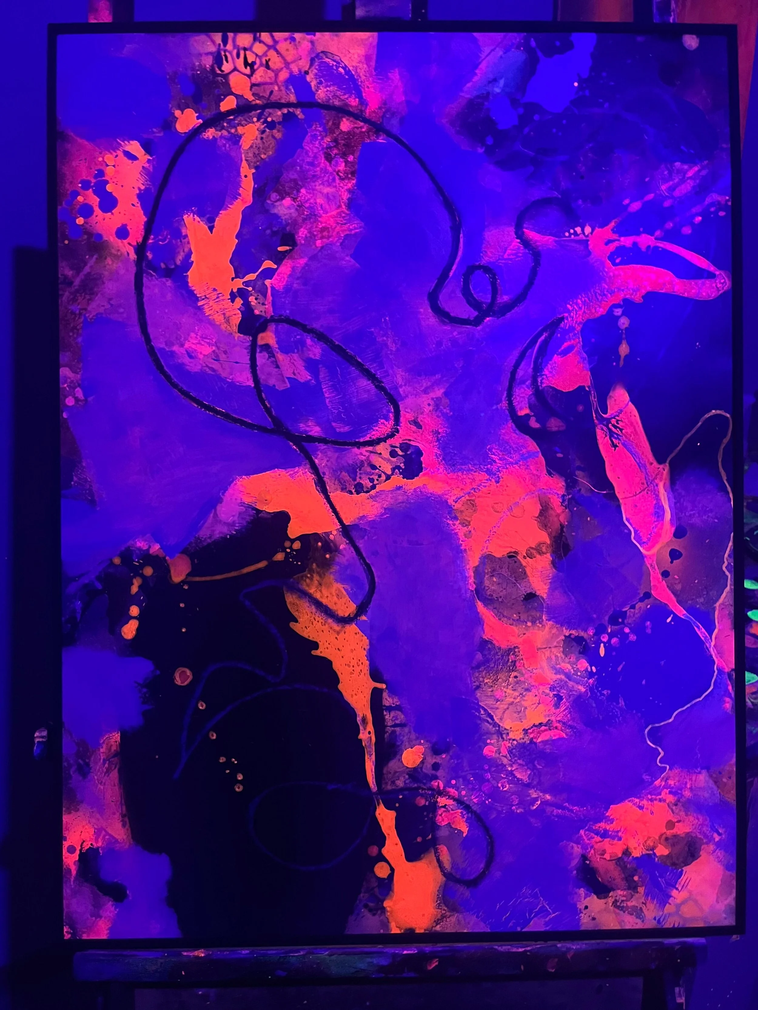 Werk unter Schwarzlicht, floureszierende Farbflächen leuchten intensiv und verändern die ursprüngliche Farbwirkung