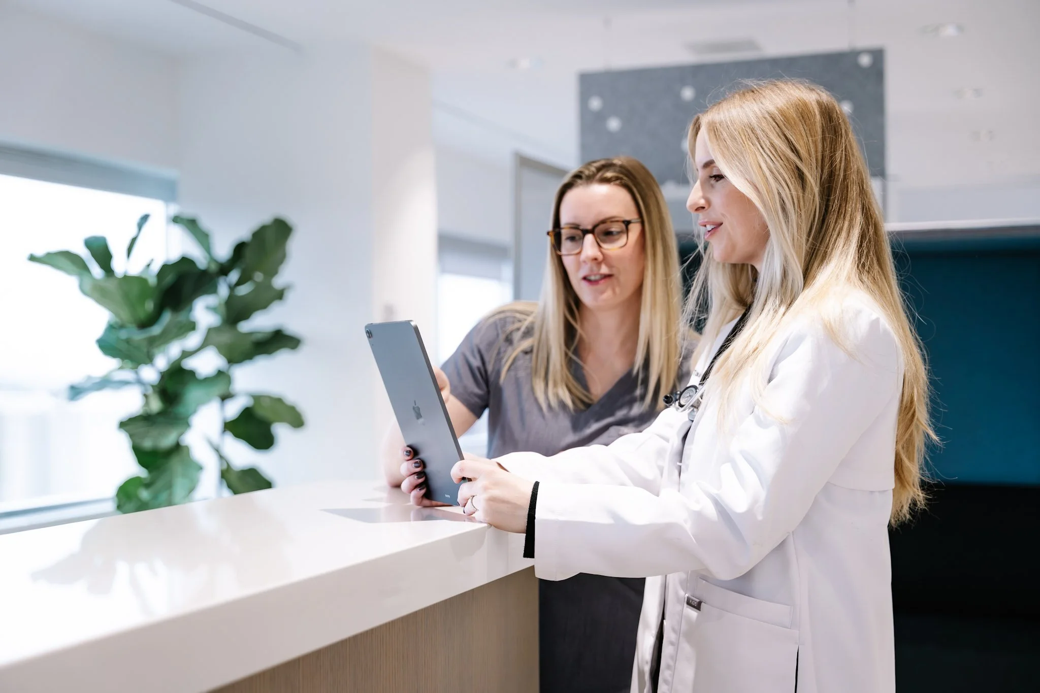 Dr. Taryn Yermus collaborating with Nurse at Hannam Fertility Centre