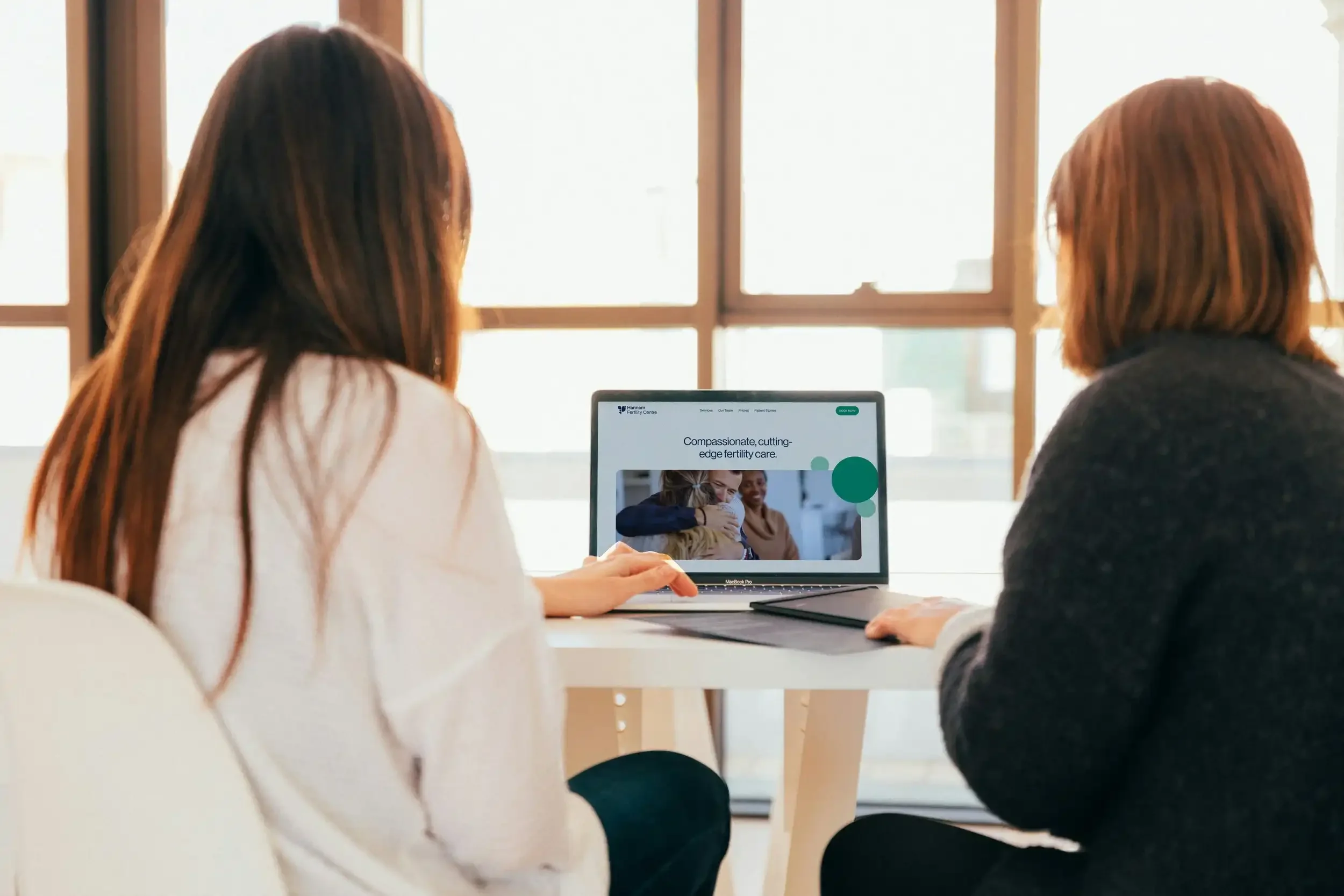 Couple booking appointment at Hannam Fertility Centre website