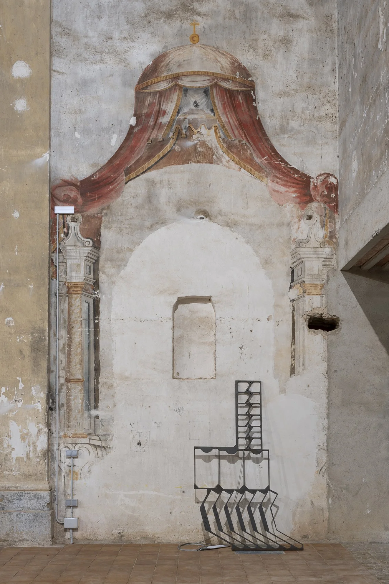 Jordi Mitjà. Negatiu reconsiderat #3, 2026. Steel, iron and paper. 150 x 214 x 10 cm. (Left).
Image by Roberto Ruiz. Courtesy of the artist and Spiritvessel.