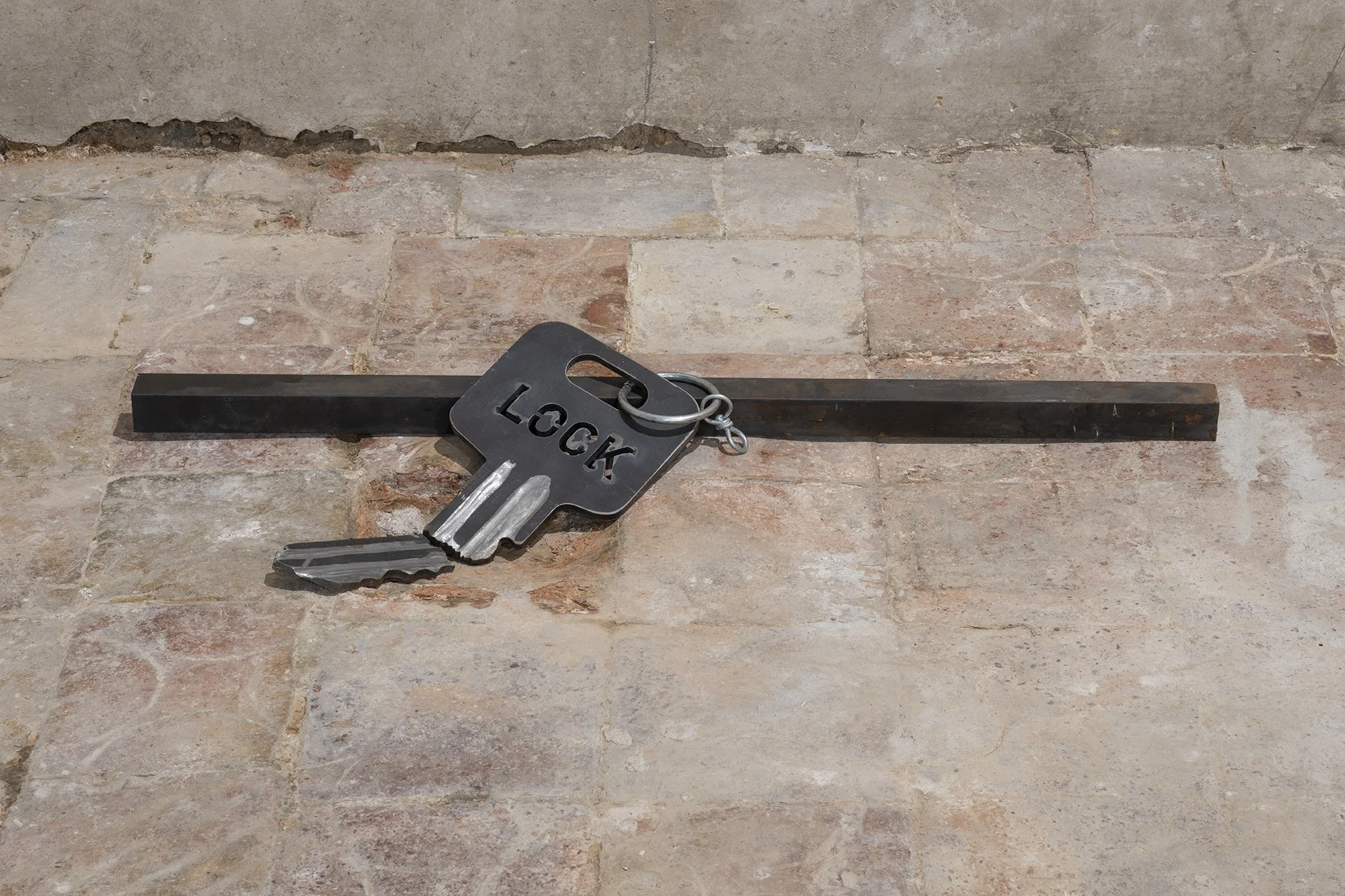 Jordi Mitjà. Clau partida / Lock, 2026. Iron and Stainless steel. 100 x 30 x 10cm. Image by Roberto Ruiz. Courtesy of the artist and Spiritvessel.