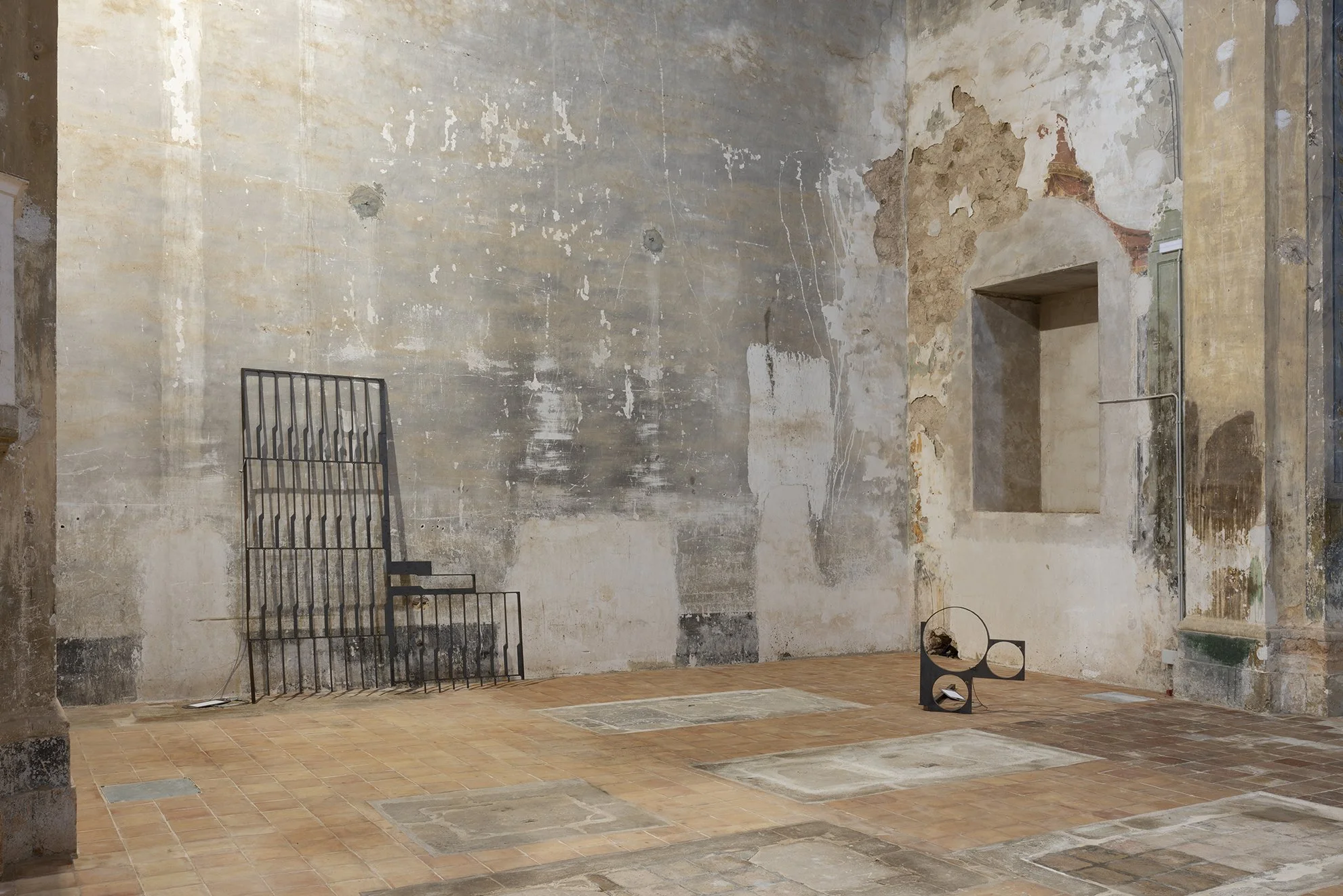 Jordi Mitjà. Negatiu reconsiderat #2, 2026. Steel, iron and paper. 250 x 293 x 10 cm. (Left). Negatiu reconsiderat #1, 2026. Steel, iron and paper. 90 x 87 x 140 cm. (Right). 
Image by Roberto Ruiz. Courtesy of the artist and Spiritvessel.
