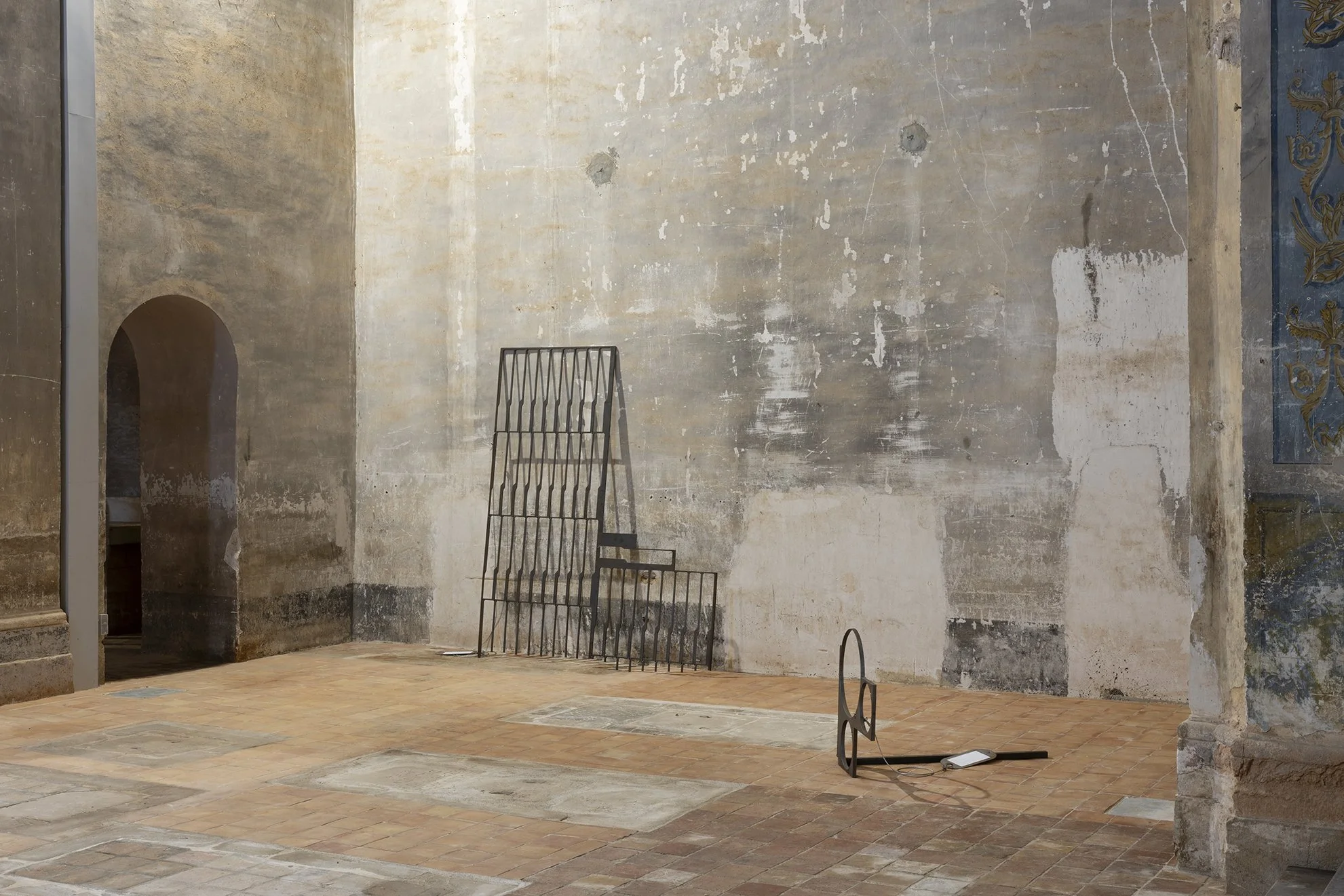 Jordi Mitjà. Negatiu reconsiderat #2, 2026. Steel, iron and paper. 250 x 293 x 10 cm. (Left). Negatiu reconsiderat #1, 2026. Steel, iron and paper. 90 x 87 x 140 cm. (Right). 
Image by Roberto Ruiz. Courtesy of the artist and Spiritvessel.