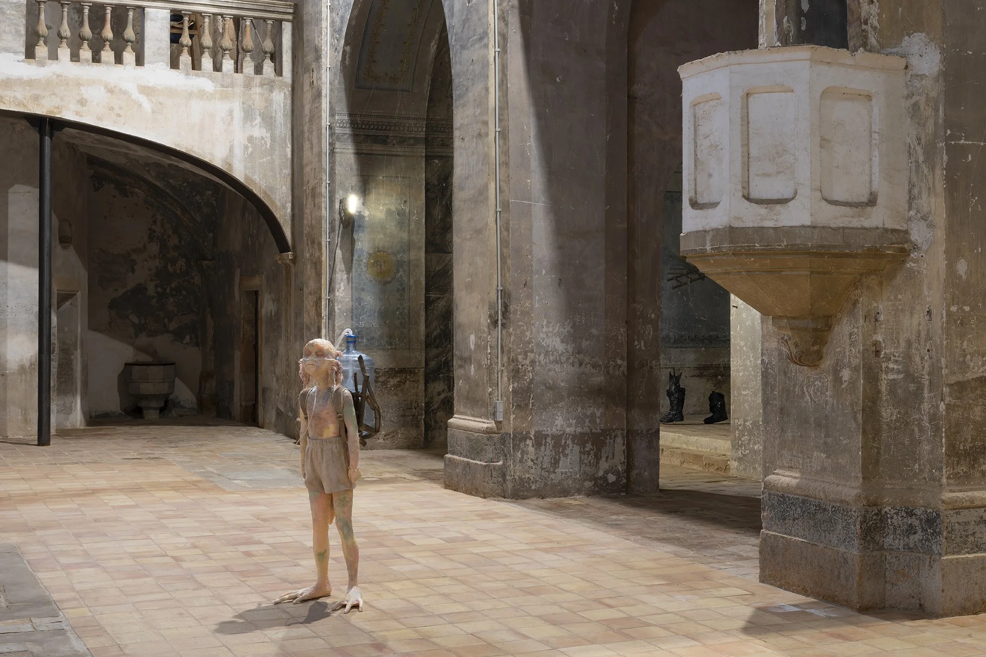 Michele Gabriele. July 2nd, 2026. Silicone, resin, acrylic colors, fabric, plastic, metal, and found objects. 155 cm x 80 cm x 60 cm. (Left). Sahatsa Jauregi. Pájaros, 2026. Plastic, rubber boots and cut steel. Variable Dimensions. Image by Roberto R