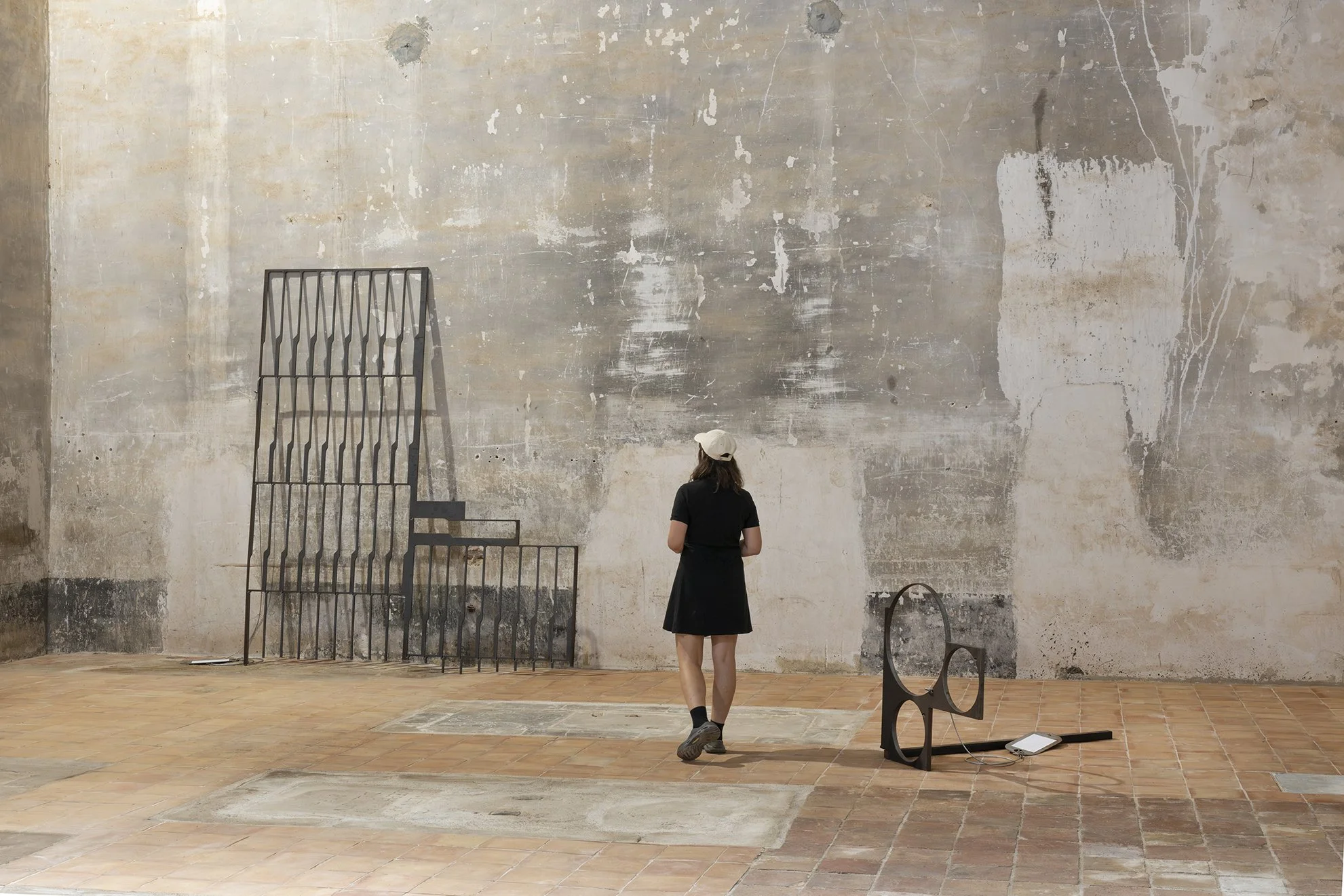 Jordi Mitjà. Negatiu reconsiderat #2, 2026. Steel, iron and paper. 250 x 293 x 10 cm. (Left). Negatiu reconsiderat #1, 2026. Steel, iron and paper. 90 x 87 x 140 cm. (Right). 
Image by Roberto Ruiz. Courtesy of the artist and Spiritvessel.