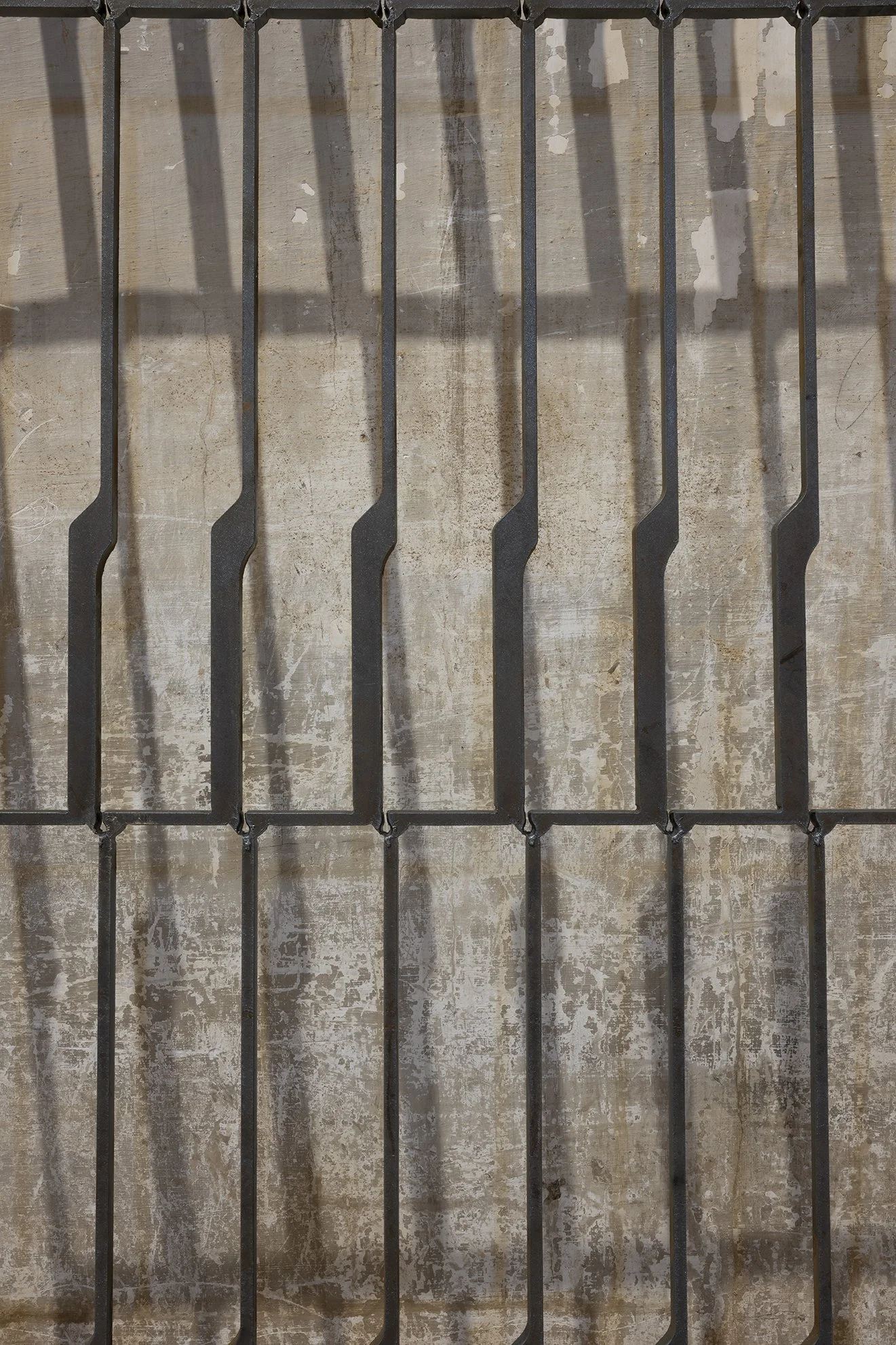 Detail. Jordi Mitjà. Negatiu reconsiderat #2, 2026. Steel, iron and paper. 250 x 293 x 10 cm. 
Image by Roberto Ruiz. Courtesy of the artist and Spiritvessel.