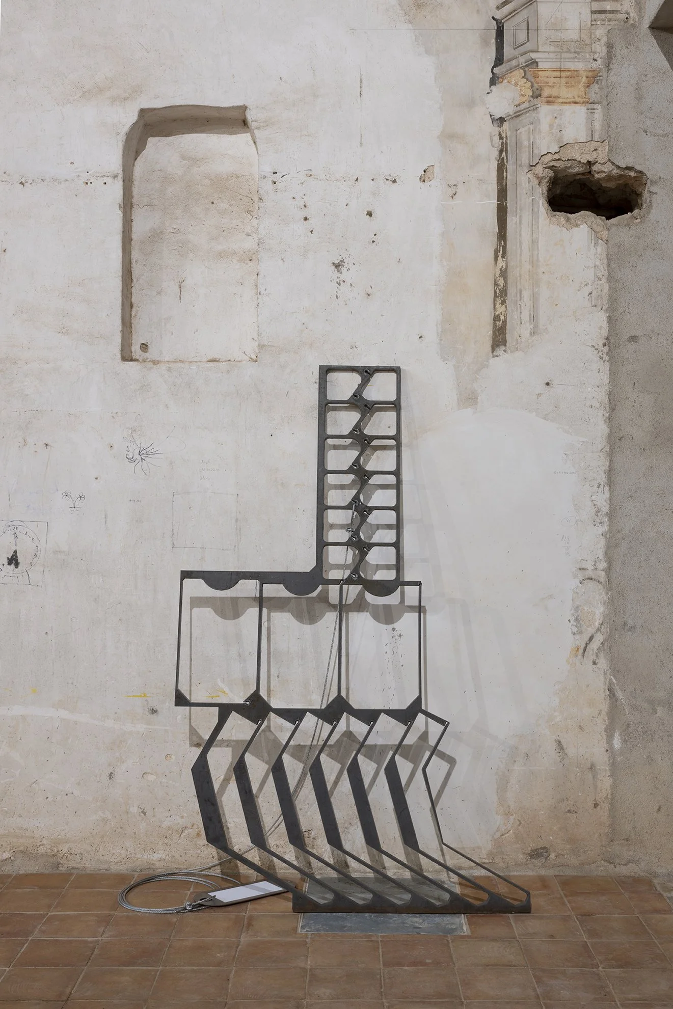 Jordi Mitjà. Negatiu reconsiderat #3, 2026. Steel, iron and paper. 150 x 214 x 10 cm. (Left).
Image by Roberto Ruiz. Courtesy of the artist and Spiritvessel.