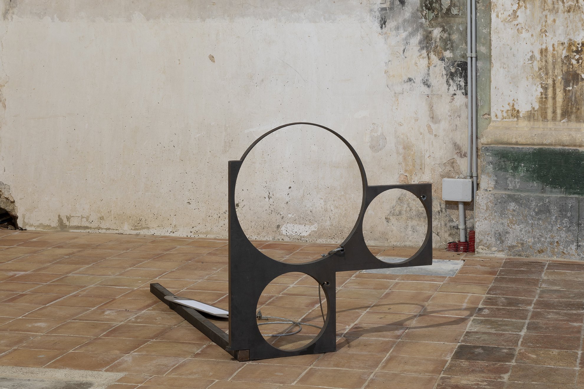 Jordi Mitjà. Negatiu reconsiderat #1, 2026. Steel, iron and paper. 90 x 87 x 140 cm. Image by Roberto Ruiz. Courtesy of the artist and Spiritvessel.