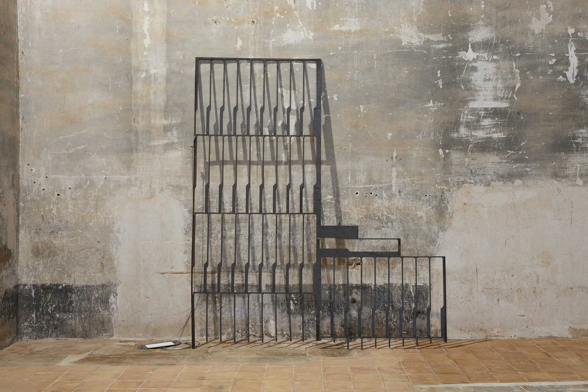 Jordi Mitjà. Negatiu reconsiderat #2, 2026. Steel, iron and paper. 250 x 293 x 10 cm. 
Image by Roberto Ruiz. Courtesy of the artist and Spiritvessel.