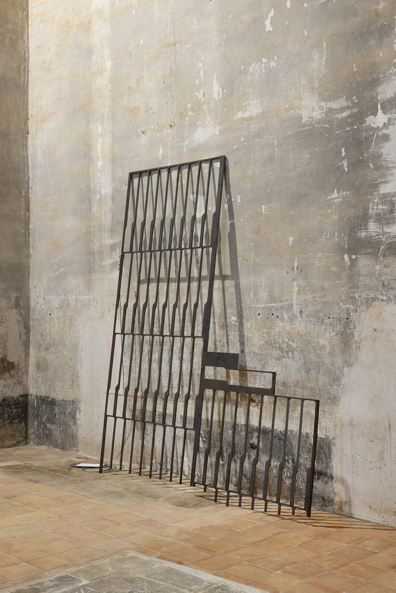 Jordi Mitjà. Negatiu reconsiderat #2, 2026. Steel, iron and paper. 250 x 293 x 10 cm. 
Image by Roberto Ruiz. Courtesy of the artist and Spiritvessel.