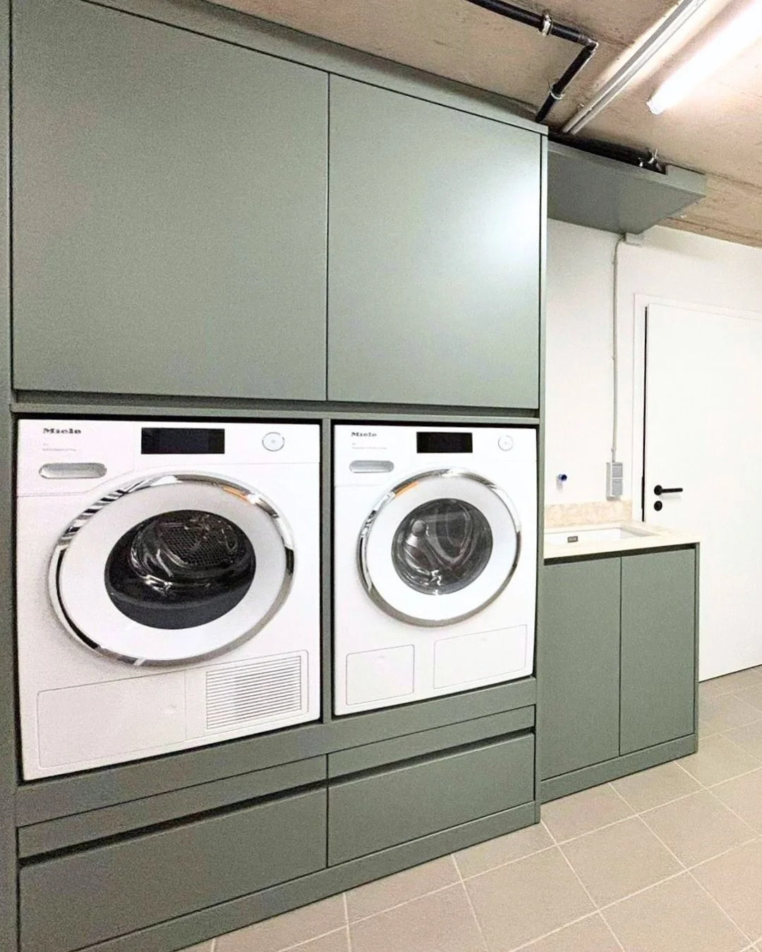Laundry Room Goals! 🧺✨
Who said basement rooms have to be boring? This custom-made green laundry room brings style and functionality together&mdash;plenty of storage, a smart layout, and a fresh aesthetic to make laundry day a pleasure! 🫧💚

Would 