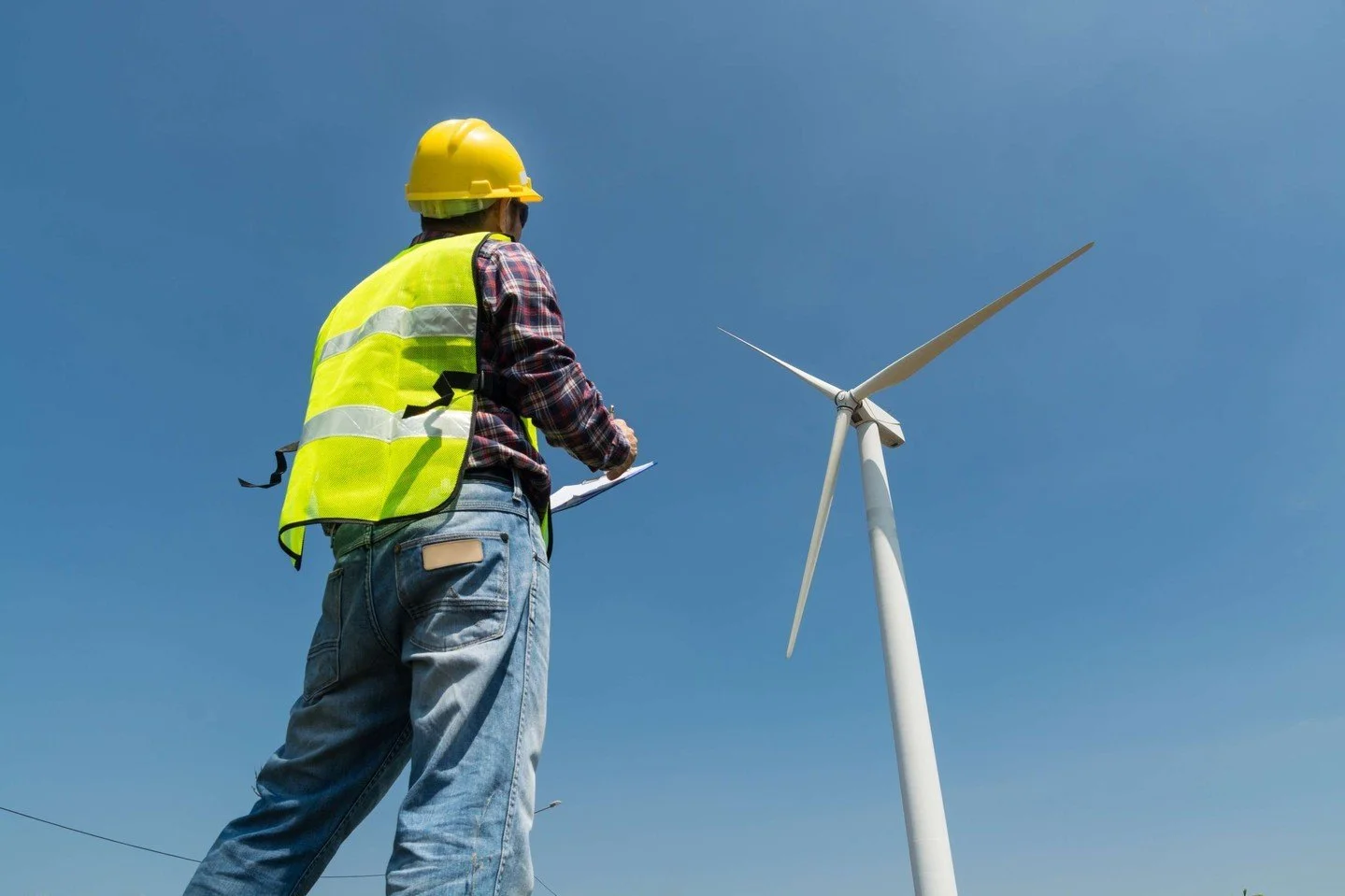 An excellent summary of #offshorewind in the Southeast from @southernenvironment. The offshore wind industry has the potential to add 12,000 #jobs and power 2 million homes across the region. Click the link in our bio for more information.