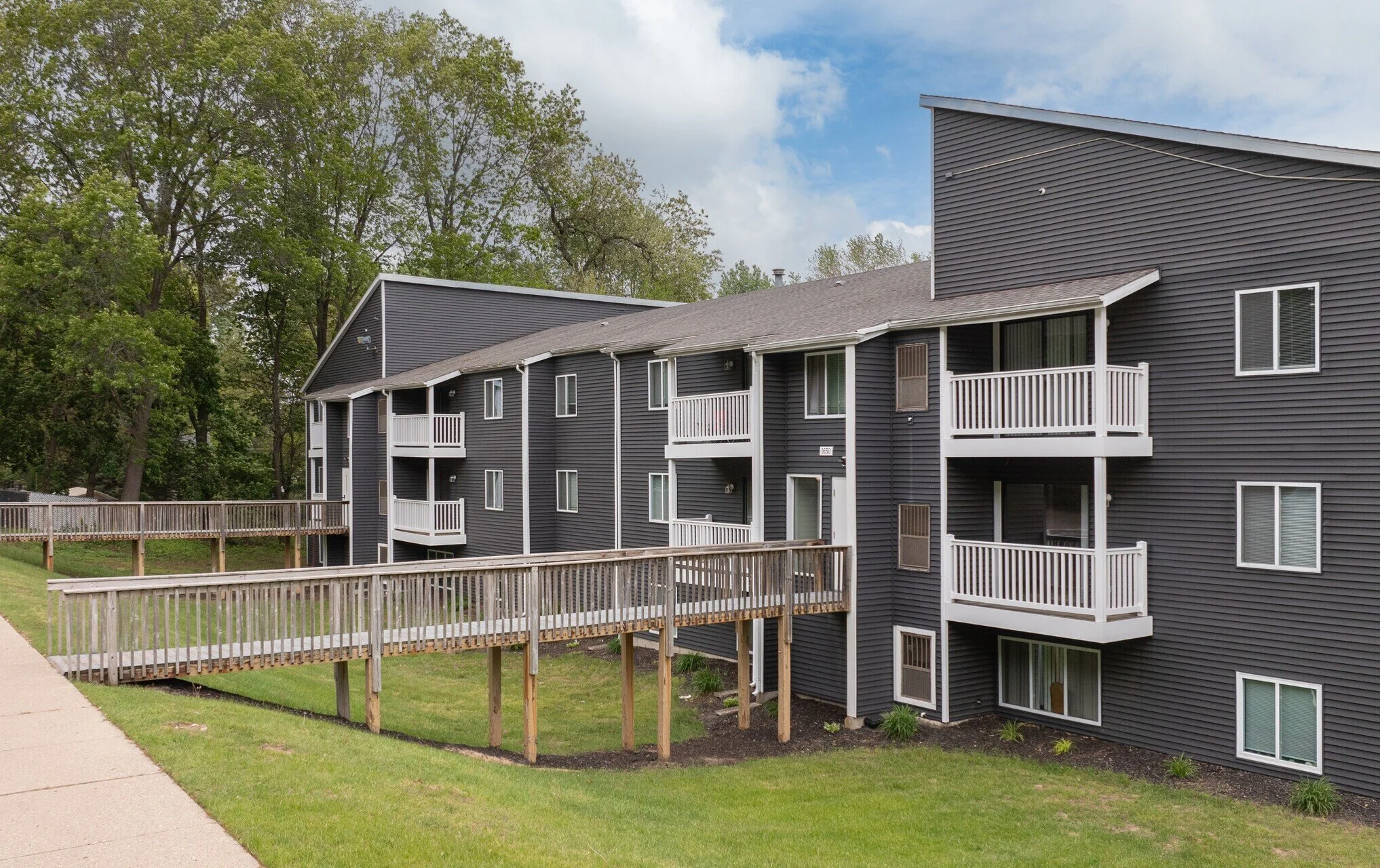 leonard-east-apartments-grand-rapids-mi-building-photo.jpg