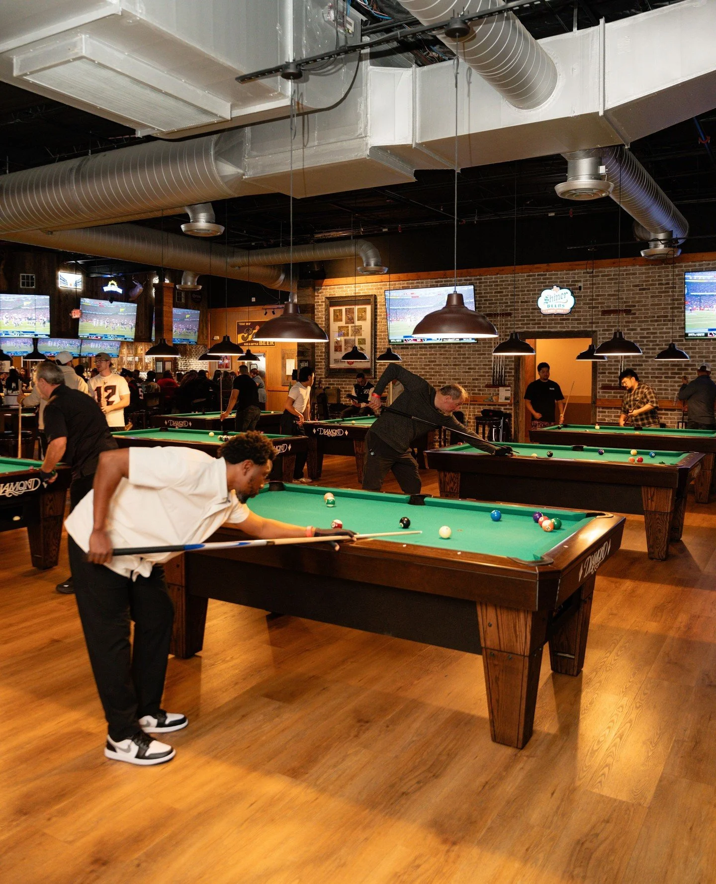 Weekend plans? The Hideaway has you covered! 😉 From pool and darts to our golf simulators, all your favorites are ready to go. Grab an ice-cold drink and catch Barrios vs. Garcia live this Saturday with the sound on and no cover. Grab the crew and w