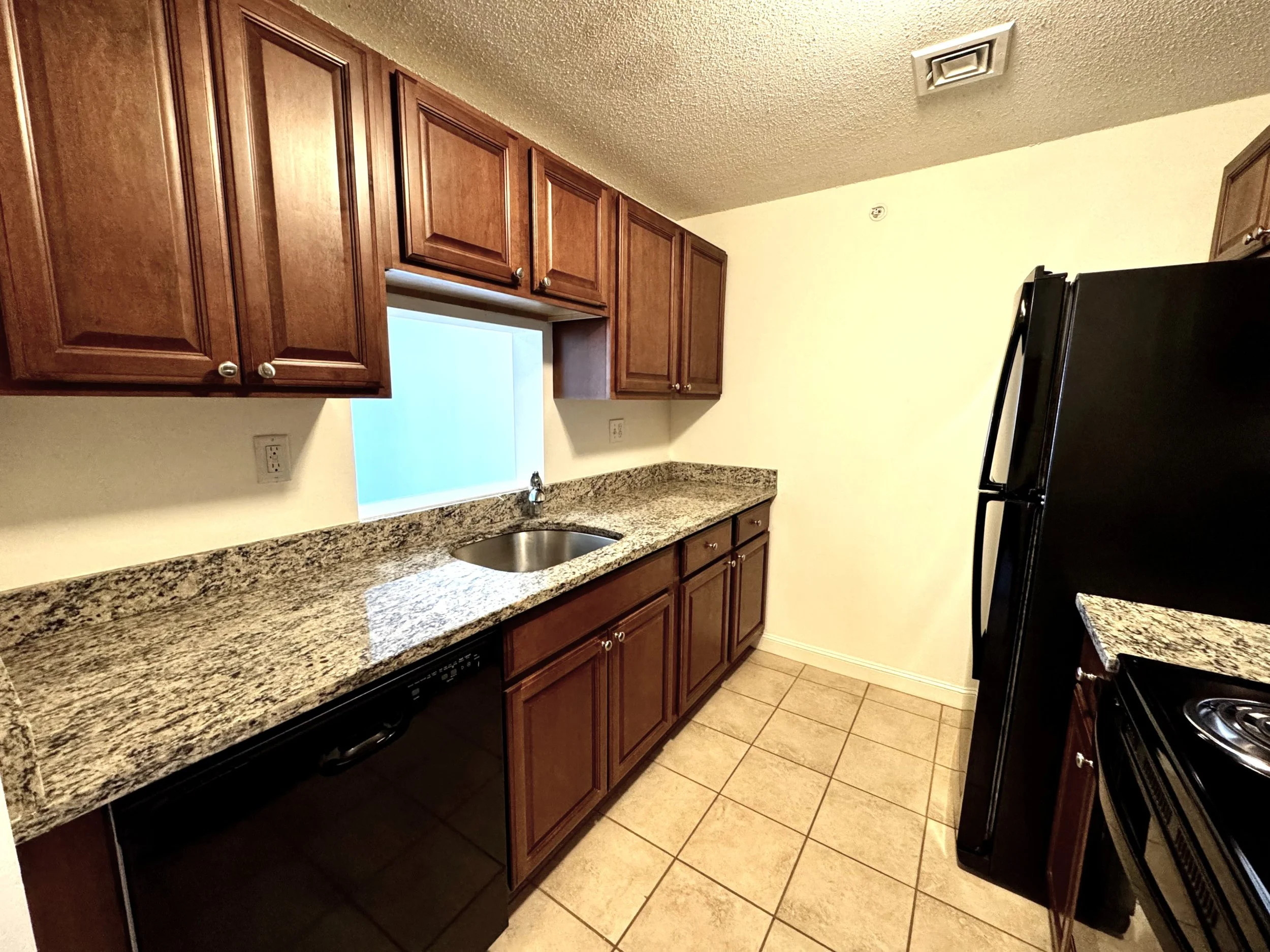 Kitchen 2.jpg
