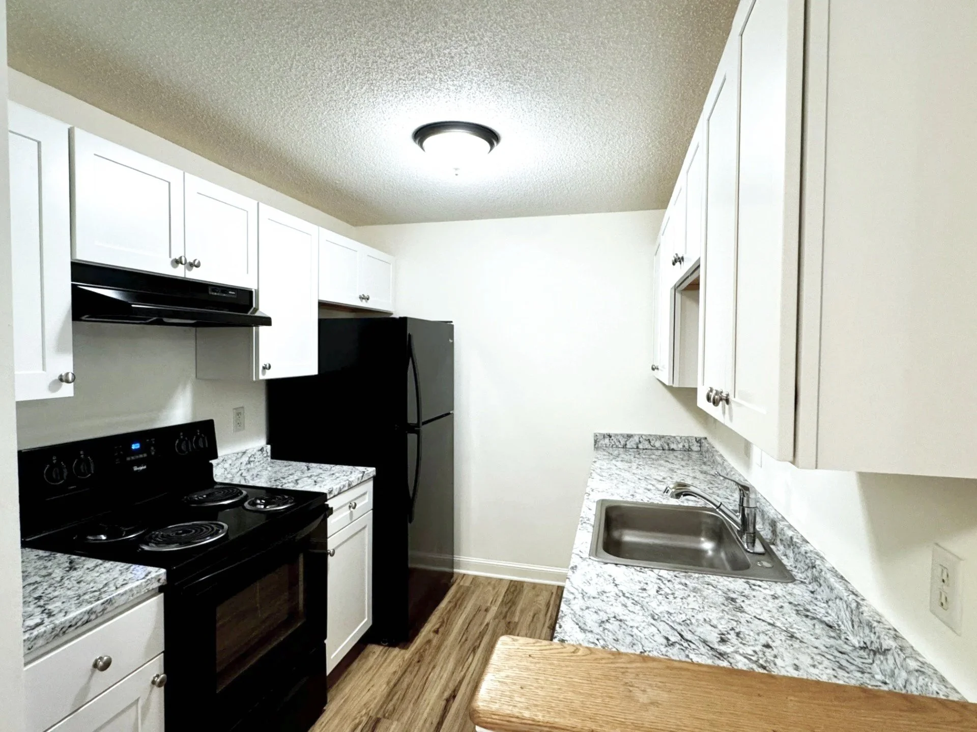 Lilac Garden: 2/2 - #521 - Available NOW! $1900