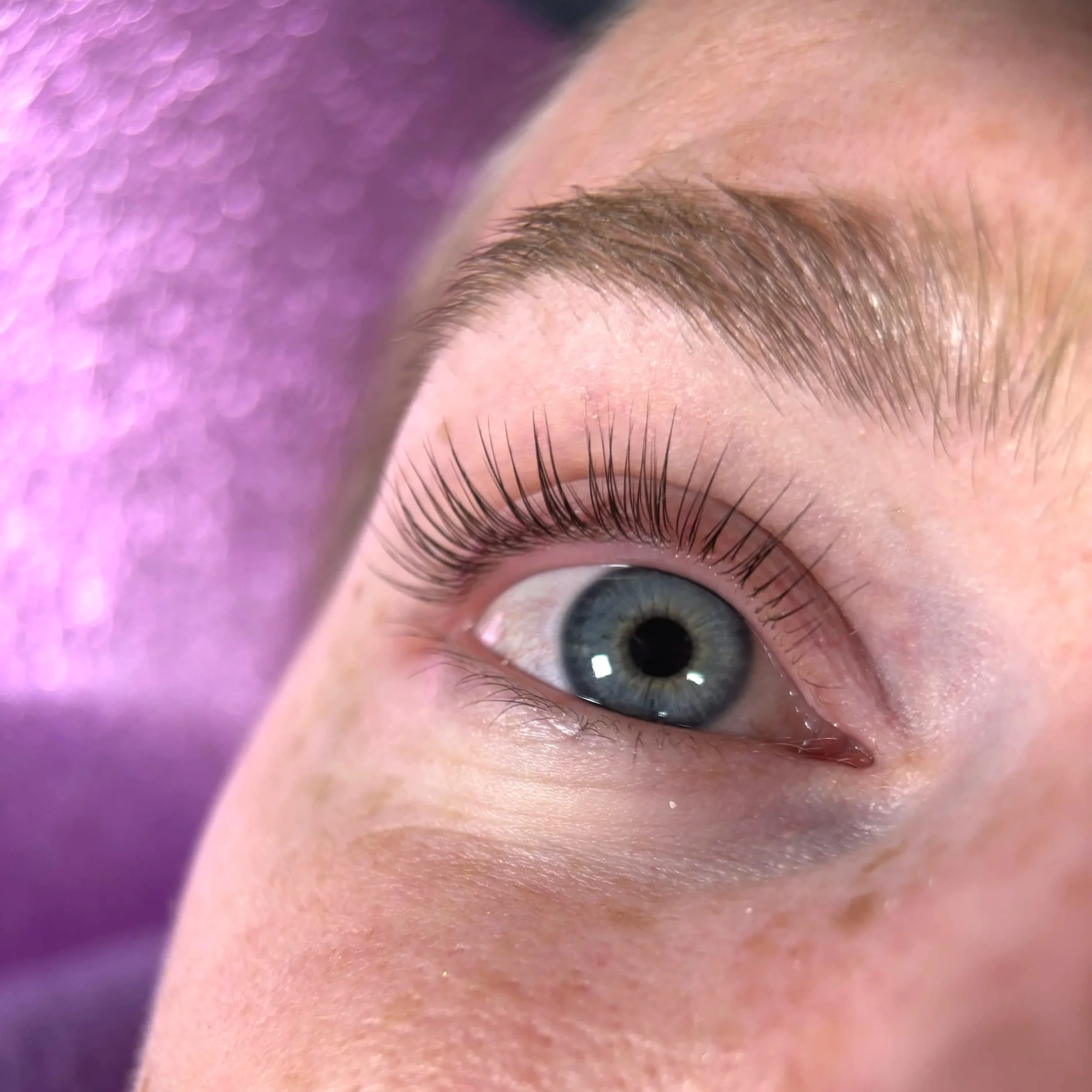 Lähikuva ihmisen oikeasta silmästä, jossa näkyvät ripset ja kulmakarvat, sekä osittain poski ja nenä.