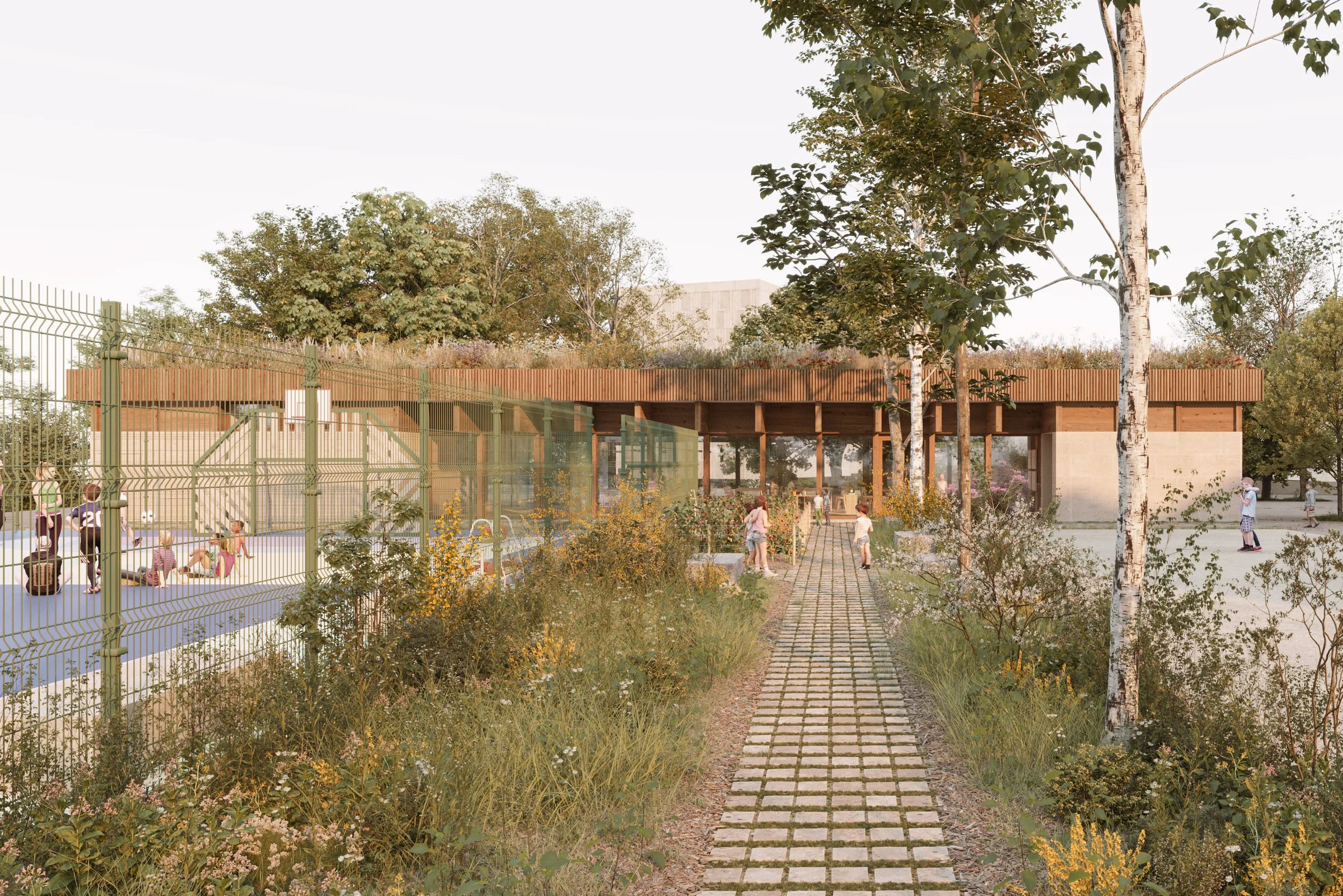 Un espace public avec un sentier pavé, des arbres et des plantes, une zone de jeux avec un grillage vert pour enfants, et un bâtiment moderne en bois au fond, avec des enfants et des adultes qui s'y promènent.