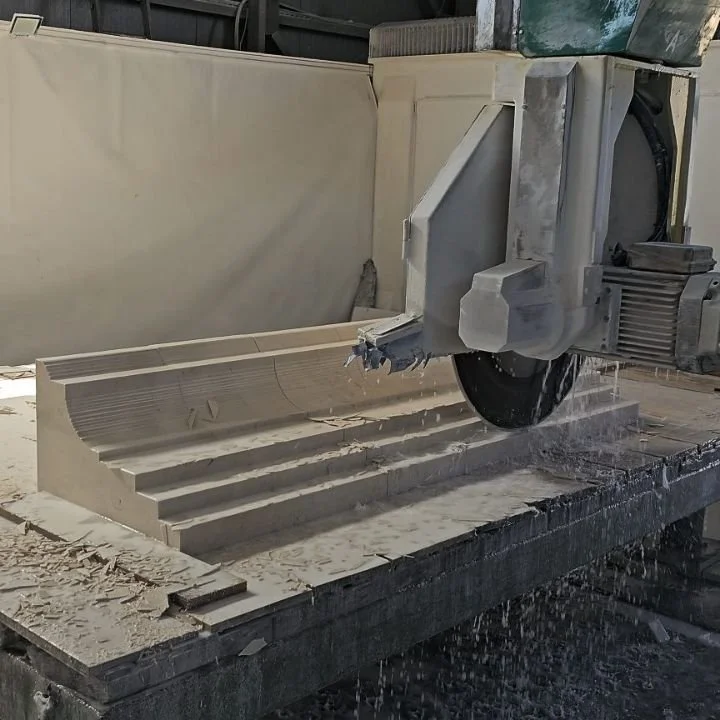 🇲🇪 
Na foto i video je proces izrade mermernih fasadnih profila.
Prirodni kamen, CNC preciznost i ručna obrada &mdash; za ljepotu i trajnost va&scaron;e fasade.
🇷🇺 
На фото и видео &mdash; процесс изготовления мраморных фасадных профилей.
Натурал