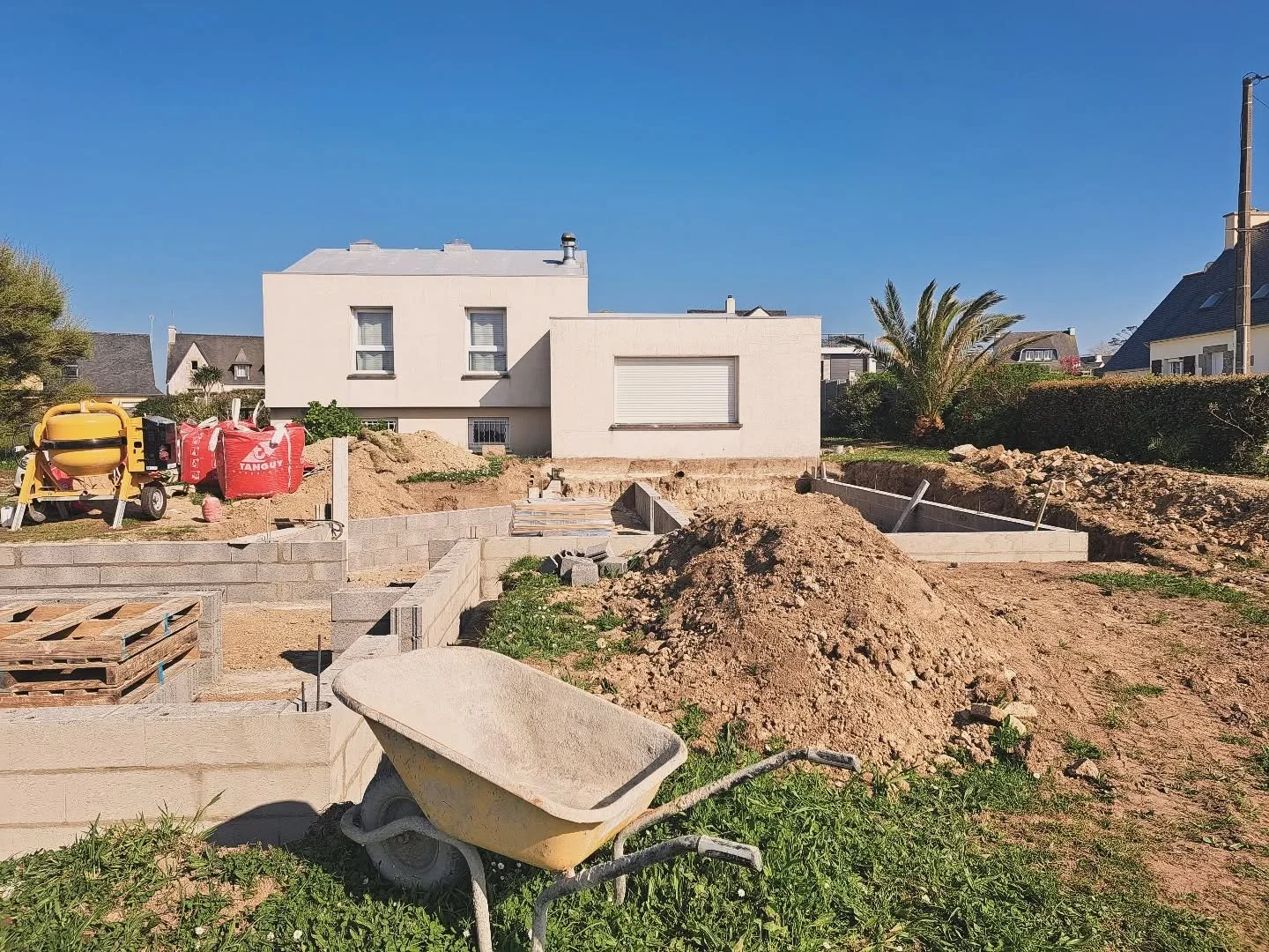 Voila une autre &eacute;tape effectu&eacute;e pour l'extension d'une maison individuelle &agrave; #plouarzel !
Les fondations sont termin&eacute;es et les vides sanitaires ont &eacute;t&eacute; mont&eacute;s.  Prochaine &eacute;tape : les planchers.
