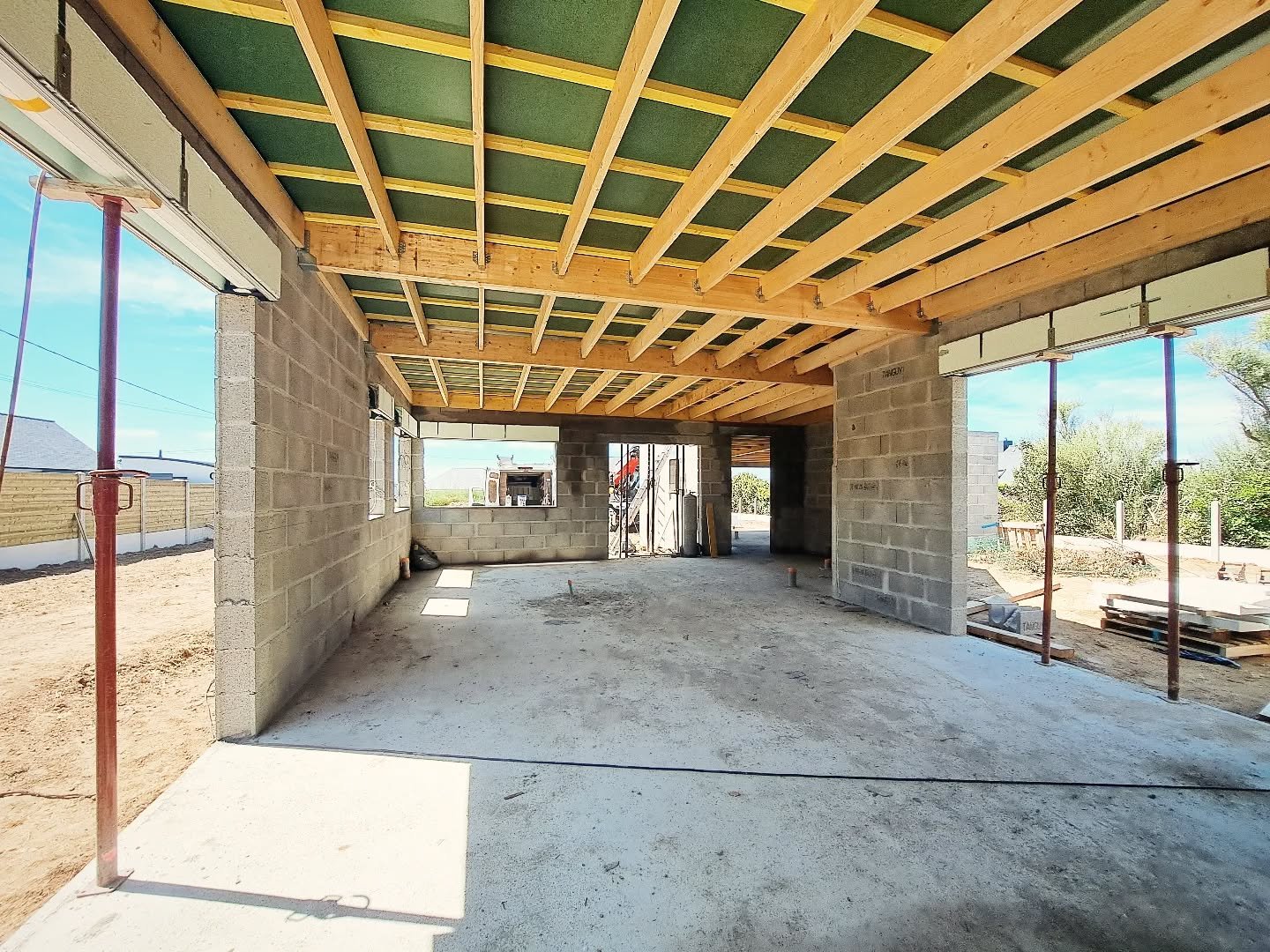 Notre chantier d'extension &agrave; #plouarzel avance dans les meilleures conditions. La collaboration des artisans est un succ&egrave;s et nos clients sont satisfaits. 
Une belle r&eacute;ussite pour partir en vacances l'esprit l&eacute;ger !
Bon &e