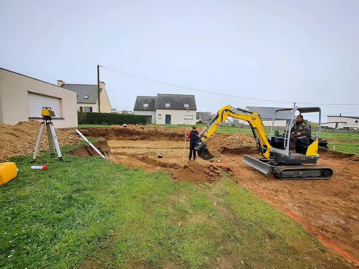 Premi&egrave;res images du chantier d'extension &agrave; Plouarzel ! Les fondations sont lanc&eacute;es pour cette belle maison individuelle qui va bient&ocirc;t s'agrandir. On a h&acirc;te de vous en dire plus ! 
@barthelemy_maconnerie
#chantierenco