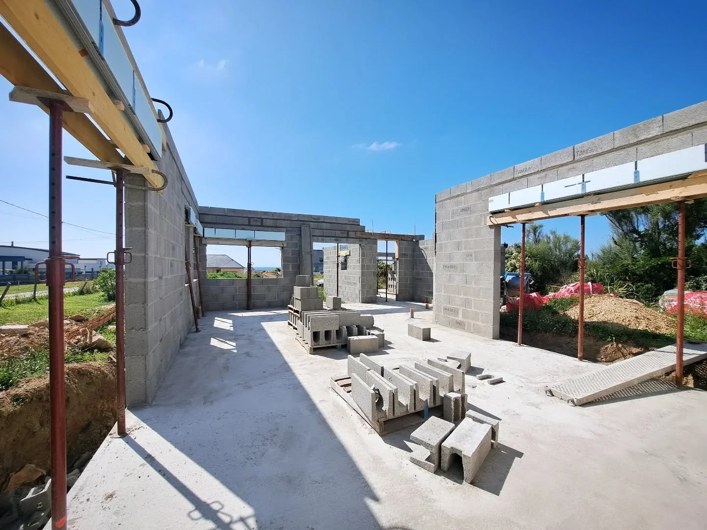 L'extension prend forme !
Les travaux de ma&ccedil;onnerie du chantier d'extension de maison individuelle &agrave; #plouarzel avancent &agrave; grands pas.
Maintenant que les murs s'&eacute;l&egrave;vent, on peut vraiment commencer &agrave; imaginer 
