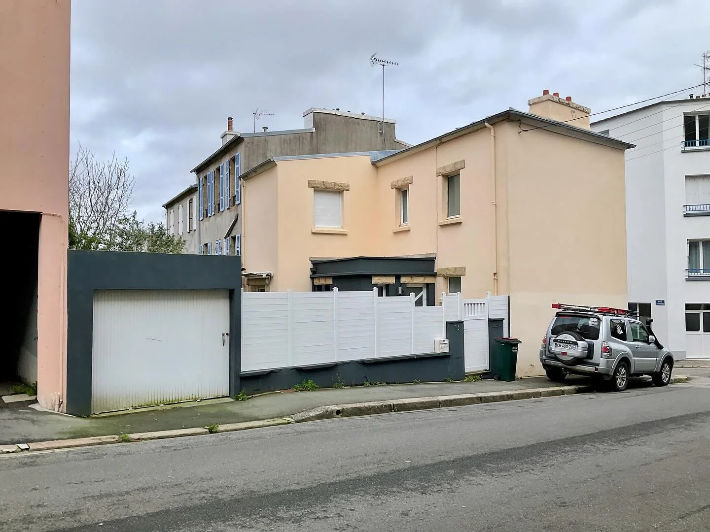 🏠 🏗️ Avant / Apr&egrave;s. Voici le r&eacute;sultat d&rsquo;un projet de sur&eacute;l&eacute;vation de maison de ville et construction d&rsquo;un carport dans le quartier de #Recouvrance &agrave; #Brest. L&rsquo;ajout de cette chambre parentale s&r