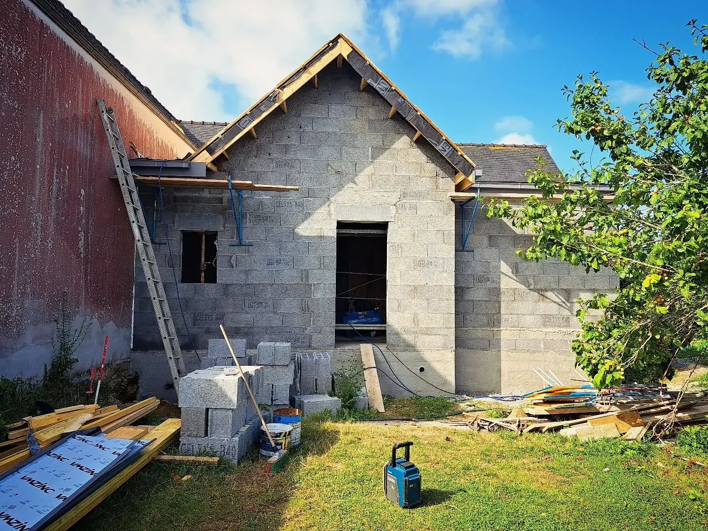 Retour en images sur notre petit chantier d'extension &agrave; #plougasteldaoulas . Les travaux avancent bien et de mani&egrave;re fluide et le professionnalisme des artisans est au rendez-vous. La satisfaction des clients nous conforte dans notre tr