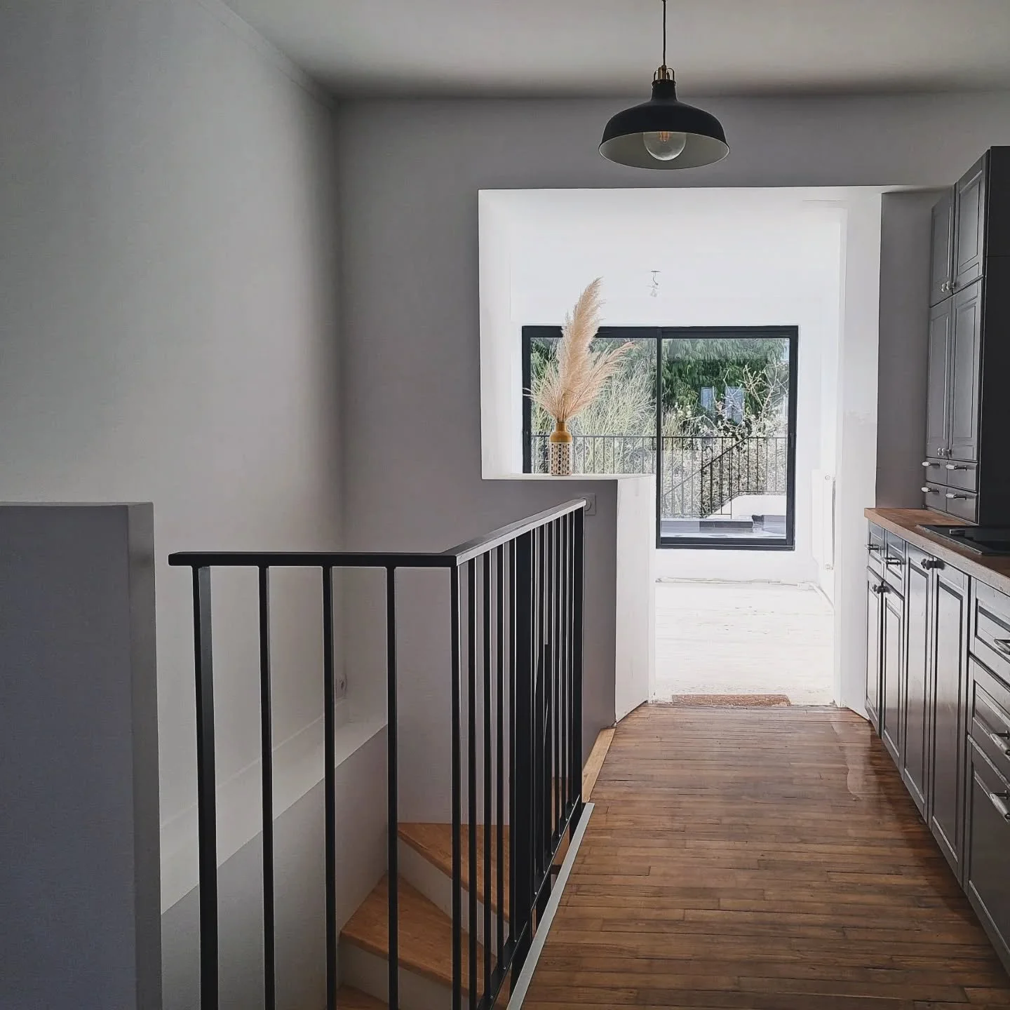 Retour en images sur la transformation de cette maison mitoyenne brestoise ! Un projet qui nous tenait &agrave; c&oelig;ur et dont le r&eacute;sultat nous enchante. 
Merci aux clients pour leur confiance et aux artisans pour leur travail !
#chantier 