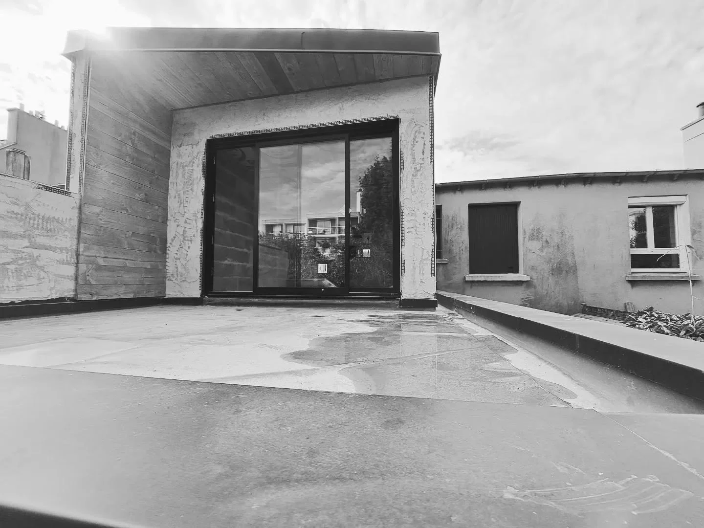 Les travaux d'extension de cette maison mitoyenne sur Brest se poursuivent. Maintenant les clients peuvent bien se projeter ! 

#extensionmaison #brest #baievitree #terrasse #finistere #travaux #chantierencours