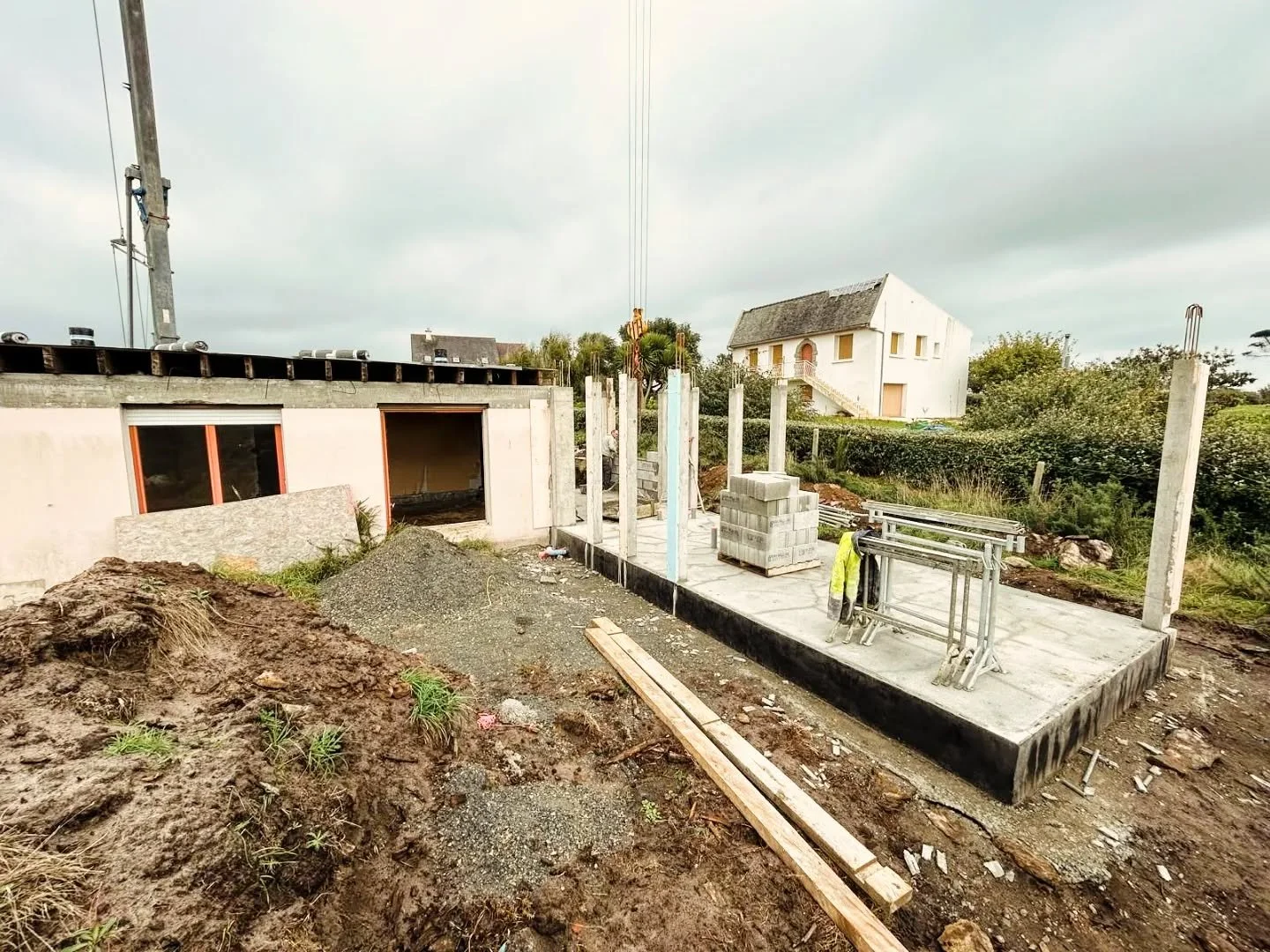 Les murs commencent &agrave; prendre forme et les espaces se dessinent. Le projet de r&eacute;novation et d'extension de #ploumoguer prend vie sous nos yeux. 

#transformation #architecturebretagne #construction #travaux #b&eacute;ton #extensionmaiso