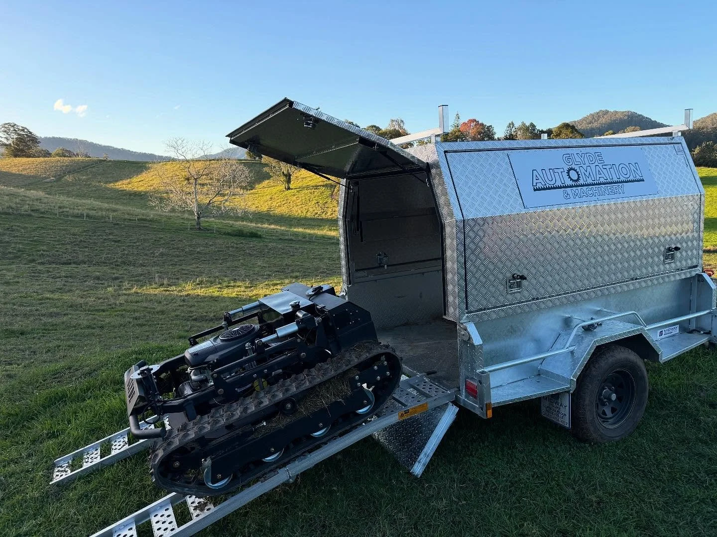 Did you know the AutoSlasher fits in a standard domestic trailer or ute tray? 

The compact footprint &amp; &ldquo;light&rdquo; weight of ~350kg means the AutoSlasher is easy to transport and manoeuvre in tight spaces. 

With an unmatched horsepower 