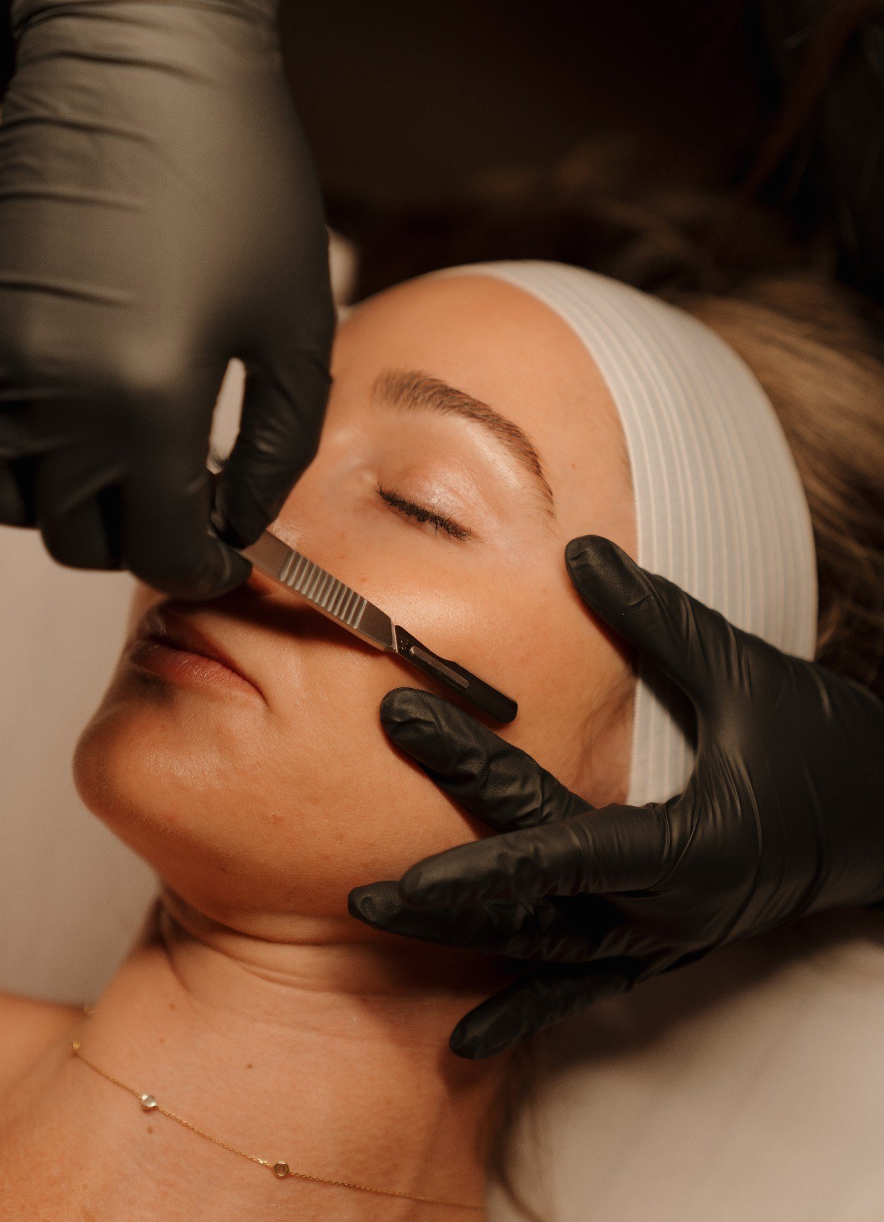 What is dermaplaning? ✨

A gentle exfoliation treatment that removes dead skin + peach fuzz &mdash;leaving your skin instantly smoother and brighter.

Benefits 👇
▫️ smoother texture
▫️ better product absorption
▫️ flawless makeup application
▫️ inst