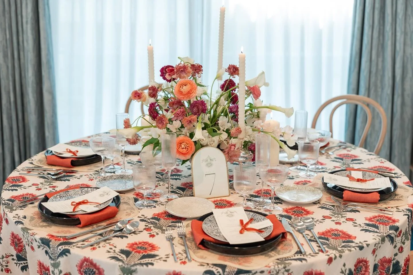 Autumn vibes, English countryside style. This tablescape mixes layered florals, painterly patterns, and a rich palette of bold, romantic hues to bring fall&rsquo;s cozy, elegant energy to life. At Love, Evermore Events, we love creating looks that fe