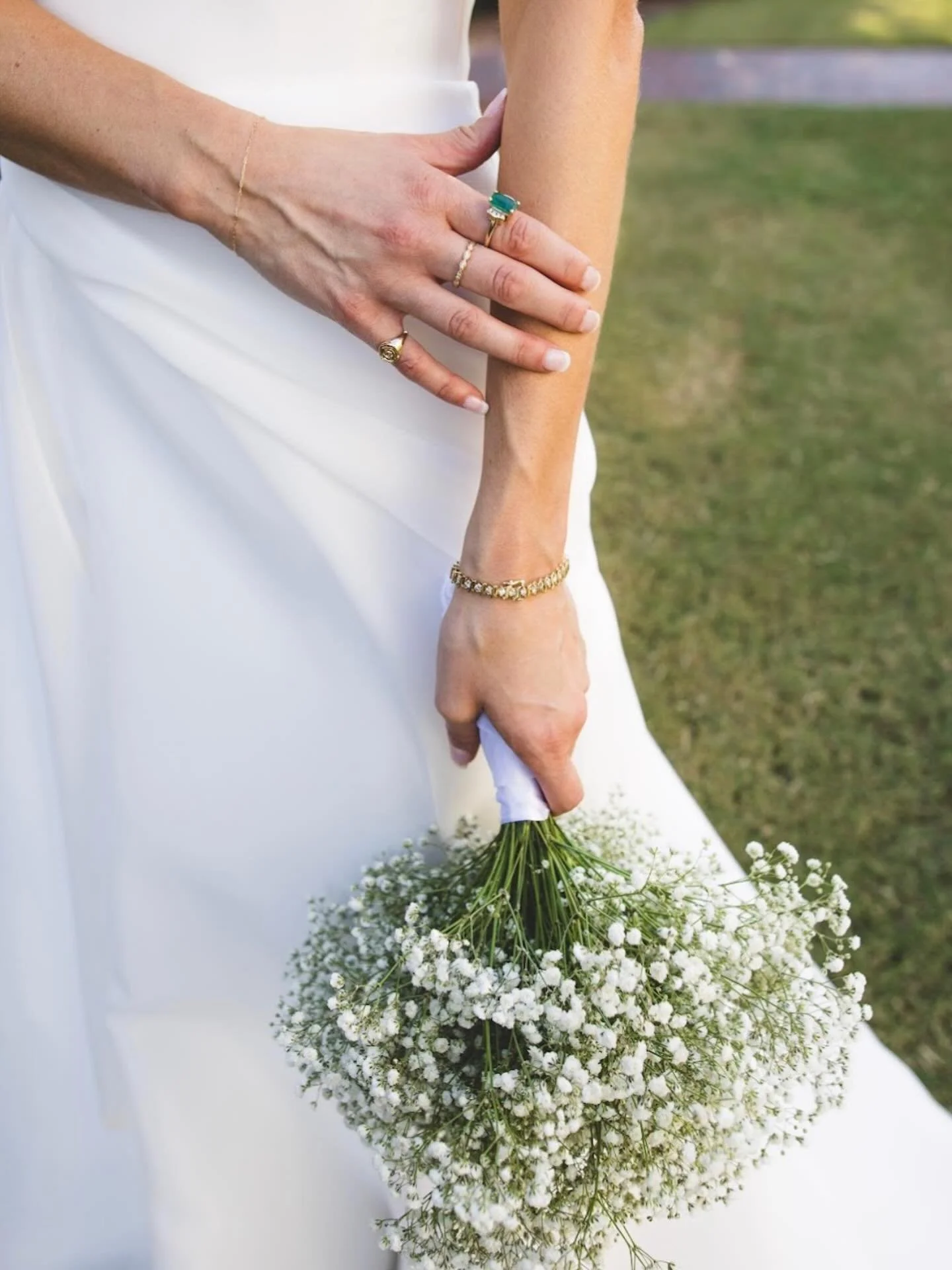 Every bride has a unique vision for her day, and for some, that vision is defined by the power of simplicity.

This aesthetic, featuring the clean, architectural lines of the gown paired with the cloud-like texture of the all-baby&rsquo;s-breath bouq