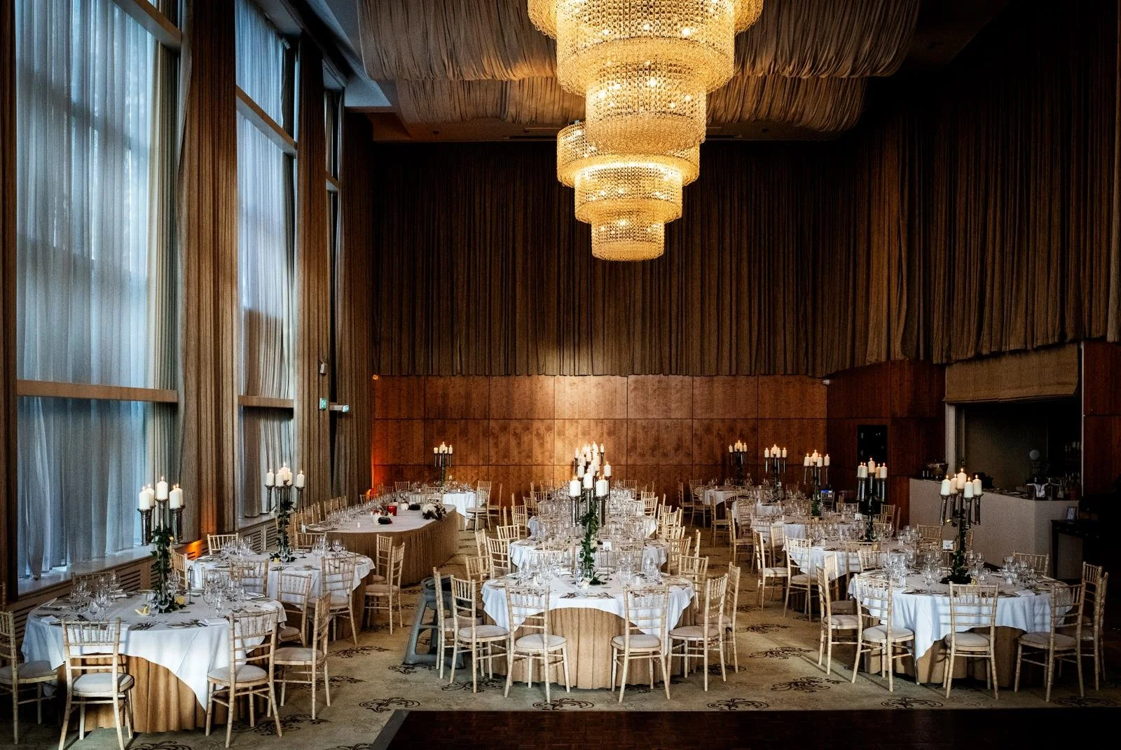 Stepping into the ballroom at Castlemartyr Resort feels like a masterclass in scale and elegance. For Ciara and James, the grand head table for the bridal party served as a stunning focal point beneath the venue's iconic tiered chandeliers.Ciara&rsqu