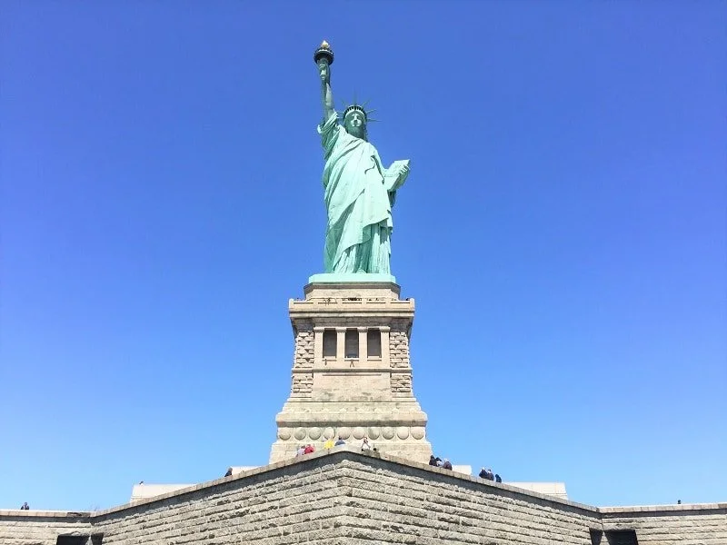 La Estatua de la Libertad sobre su pedestal en un día despejado.