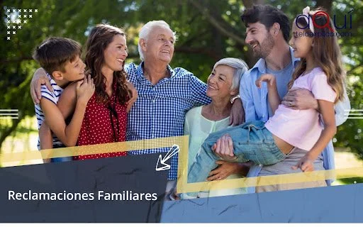 Familia sonriendo y abrazándose en un parque con fondo de árboles, en un día soleado.