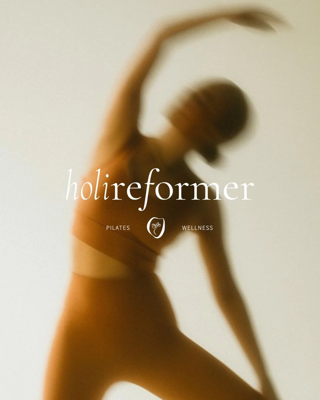 Tellement heureuse de vous pr&eacute;senter enfin l&rsquo;un de mes derniers projets sur lequel j&rsquo;ai ador&eacute; travailler ! ✨

Pour cette cr&eacute;ation, j&rsquo;ai imagin&eacute; une identit&eacute; &eacute;l&eacute;gante et fluide, en har