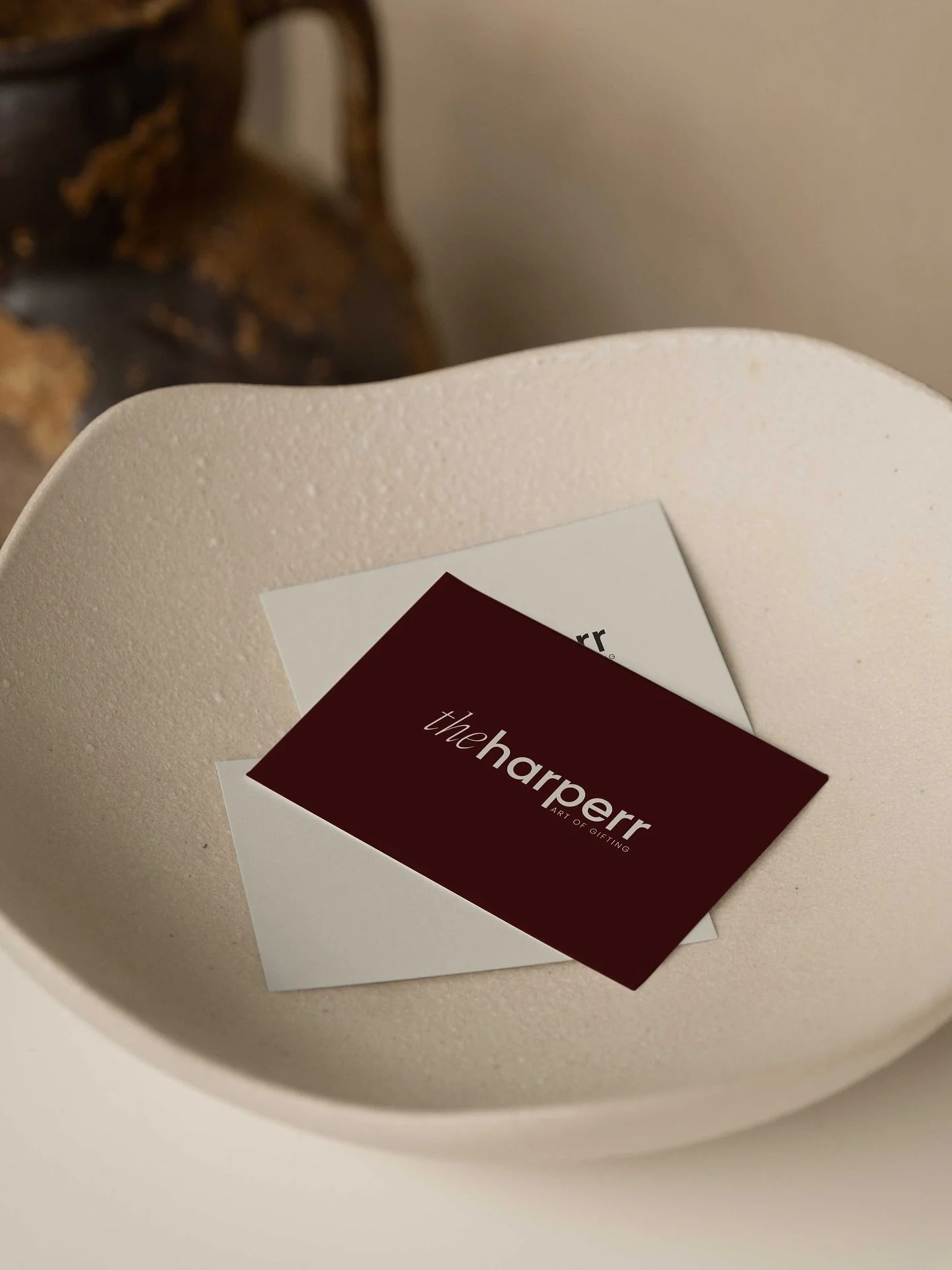 Chaque logo est une signature unique, une premi&egrave;re impression qui marque les esprits.
Voici la nouvelle identit&eacute; visuelle pens&eacute;e pour The Harperr : minimaliste, &eacute;l&eacute;gante et intemporelle.

&bull;
&bull;
&bull;
&bull;