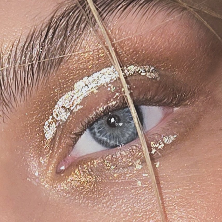 Mixing Metallics #gold #copper #silver is always more interesting to me than a #monochromatic version simply because the #reflective #tones play off one another so well. Flecks of #silverleaf applied on top of #copper #creameyeshadow creates a dynami