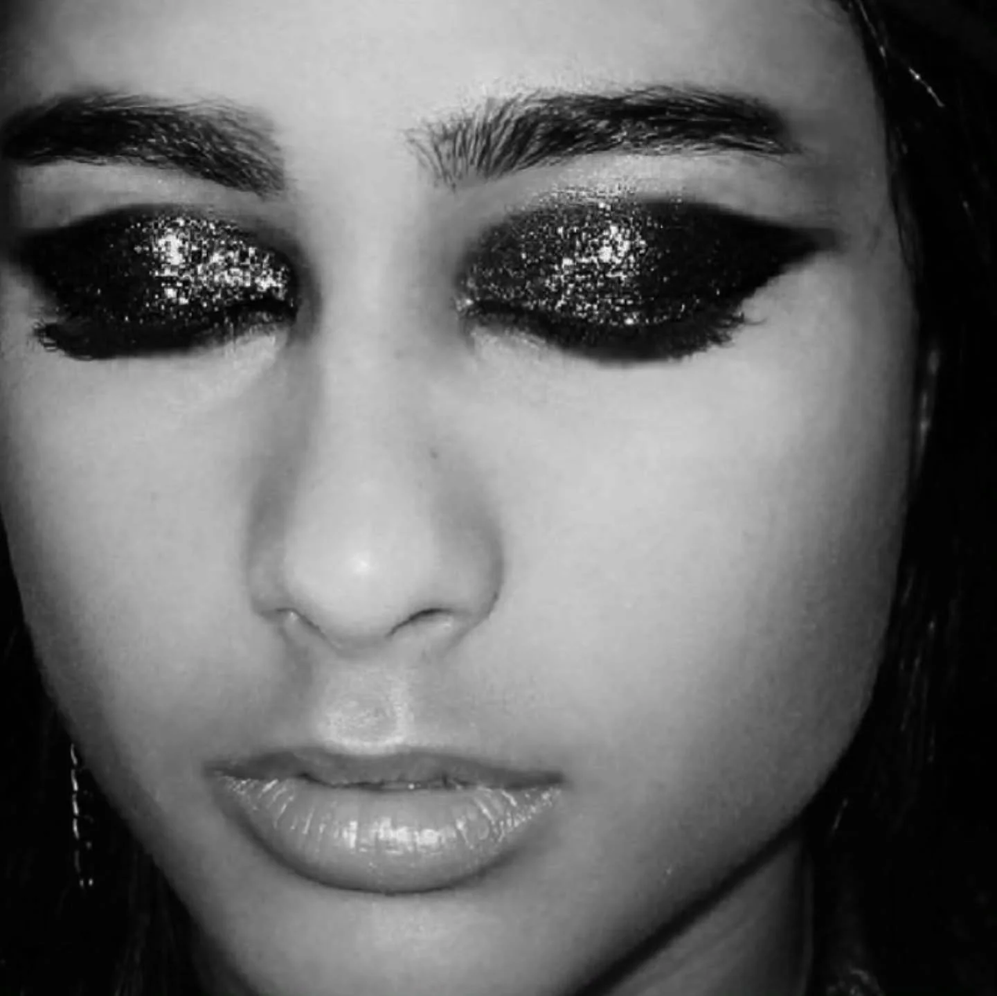 Break Out The Glitter ✨️ #bts #shimmer #sparkle #holiday #festivemakeup #darkeyes #glam #boldbeauty #fb # #robinschoenmakeup