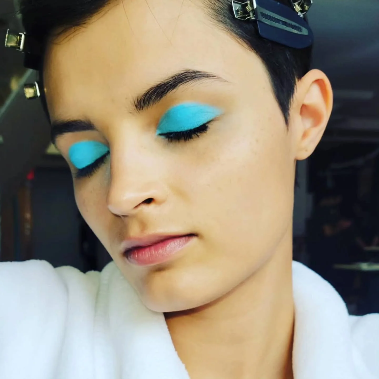 Color Refresh 🩵 A wash of #boldcolor on the #eyes can catapult an ordinary #makeuplook into the stratosphere. #vibrant #matte #turquoise #fresh #bold #blue #bts #advertising #fb @isabellaemmack #robinschoenmakeup